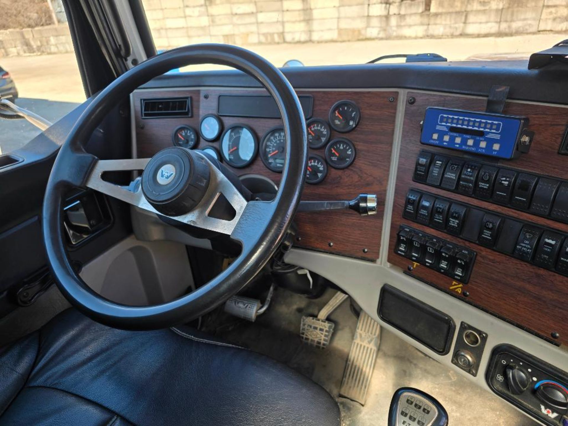 2015 Western Star 4900-SF Tandem Axle Tractor, Eaton 10-Speed Transmission, 405,989 Miles, Day Cab, - Image 14 of 18