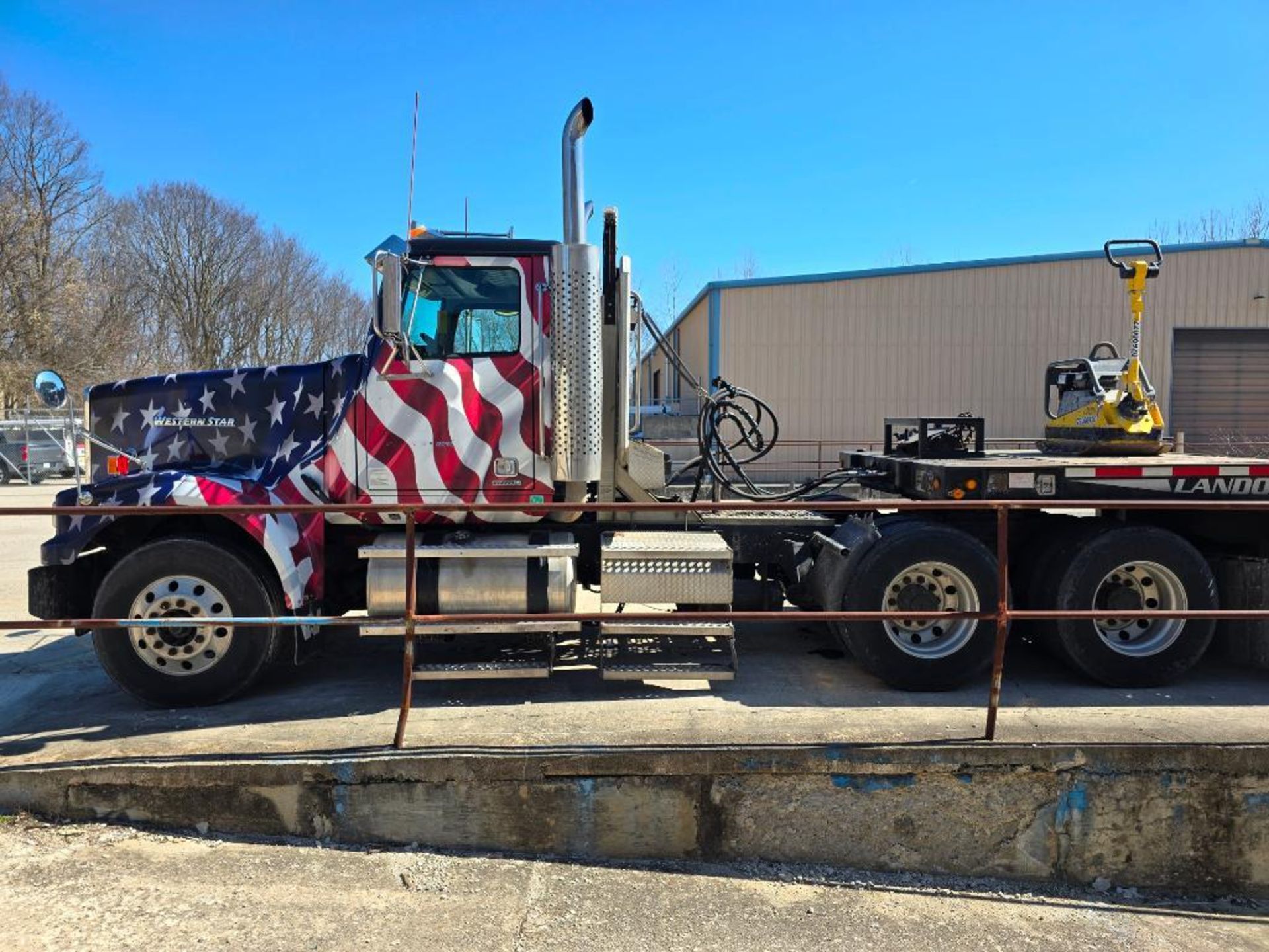 2015 Western Star 4900-SF Tandem Axle Tractor, Eaton 10-Speed Transmission, 405,989 Miles, Day Cab, - Image 7 of 18