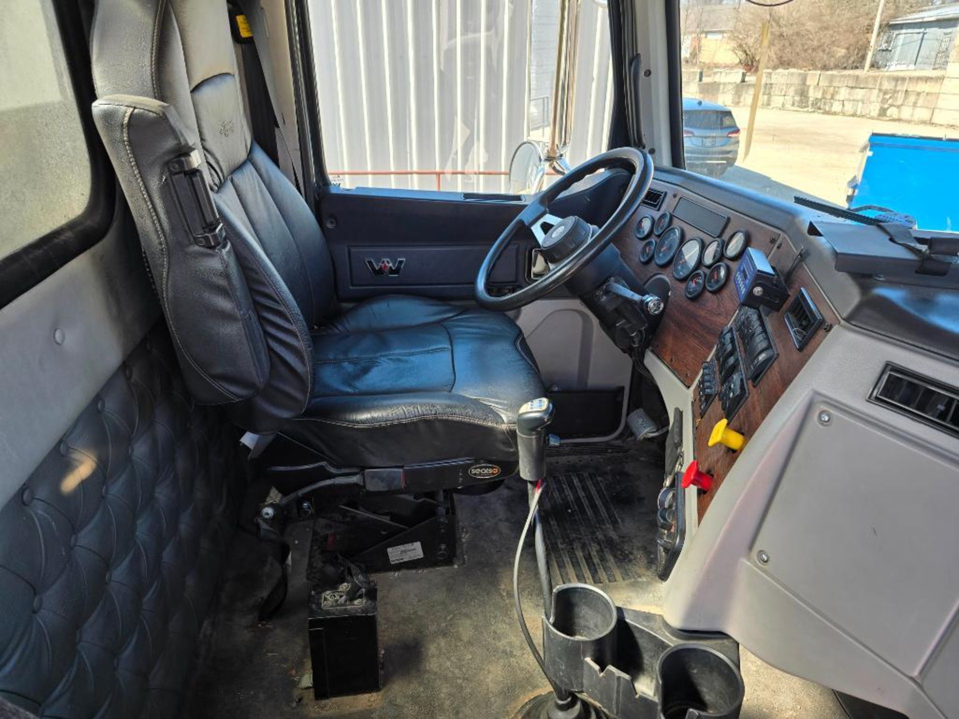 2015 Western Star 4900-SF Tandem Axle Tractor, Eaton 10-Speed Transmission, 405,989 Miles, Day Cab, - Image 12 of 18