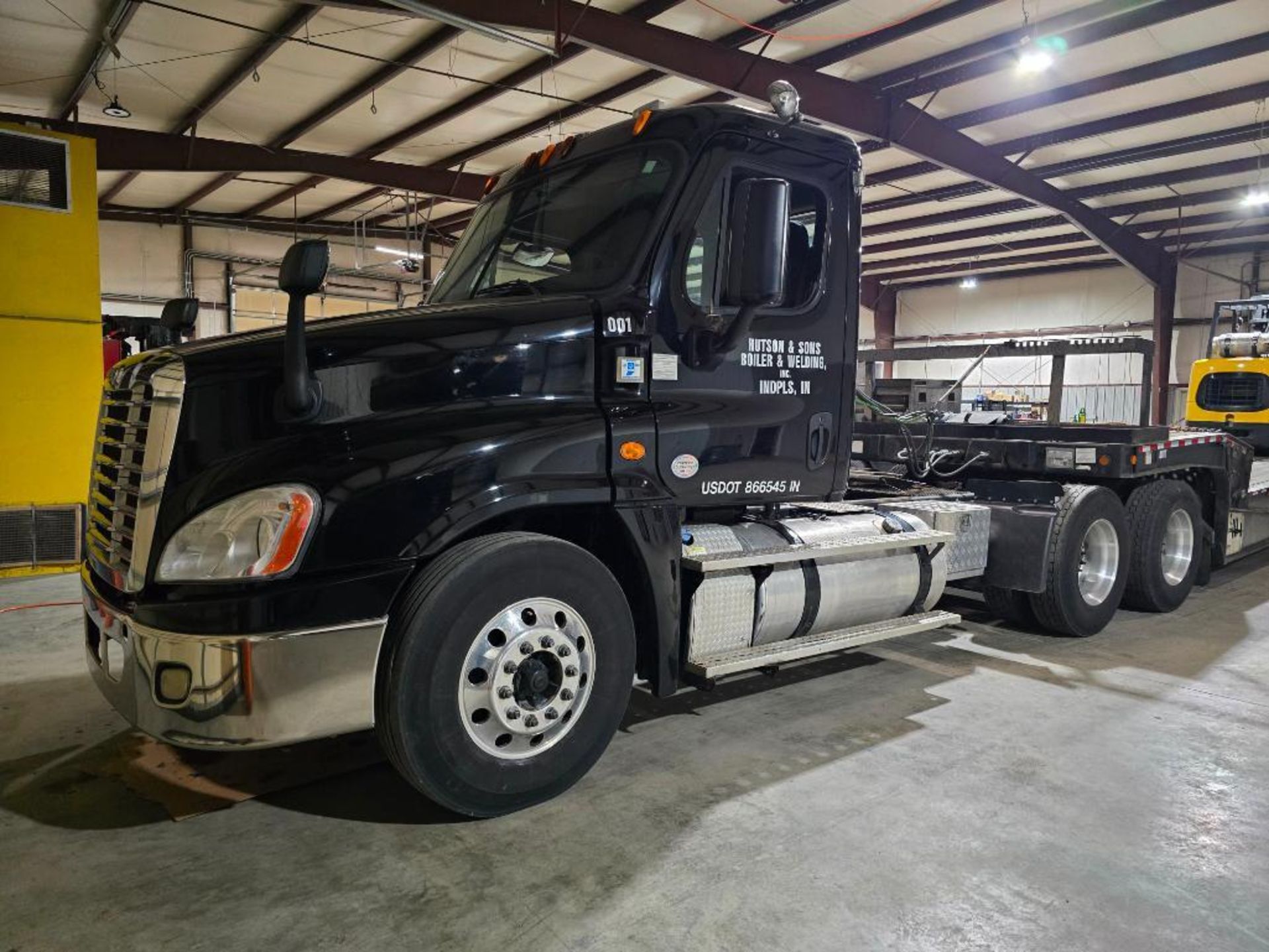 2010 Freightliner Tandem Axle Tractor, 615,000 Miles, 10-Speed Eaton, Wet Kit, 500-HP Detroit, Day C - Image 2 of 9