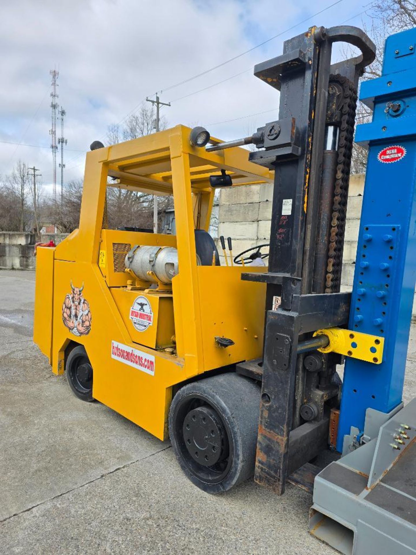 Caterpillar 30,000 LB. Forklift, Model E300, S/N 6990, 116" 2-Stage Mast, 15" W Solid Cushion Tires, - Image 2 of 9