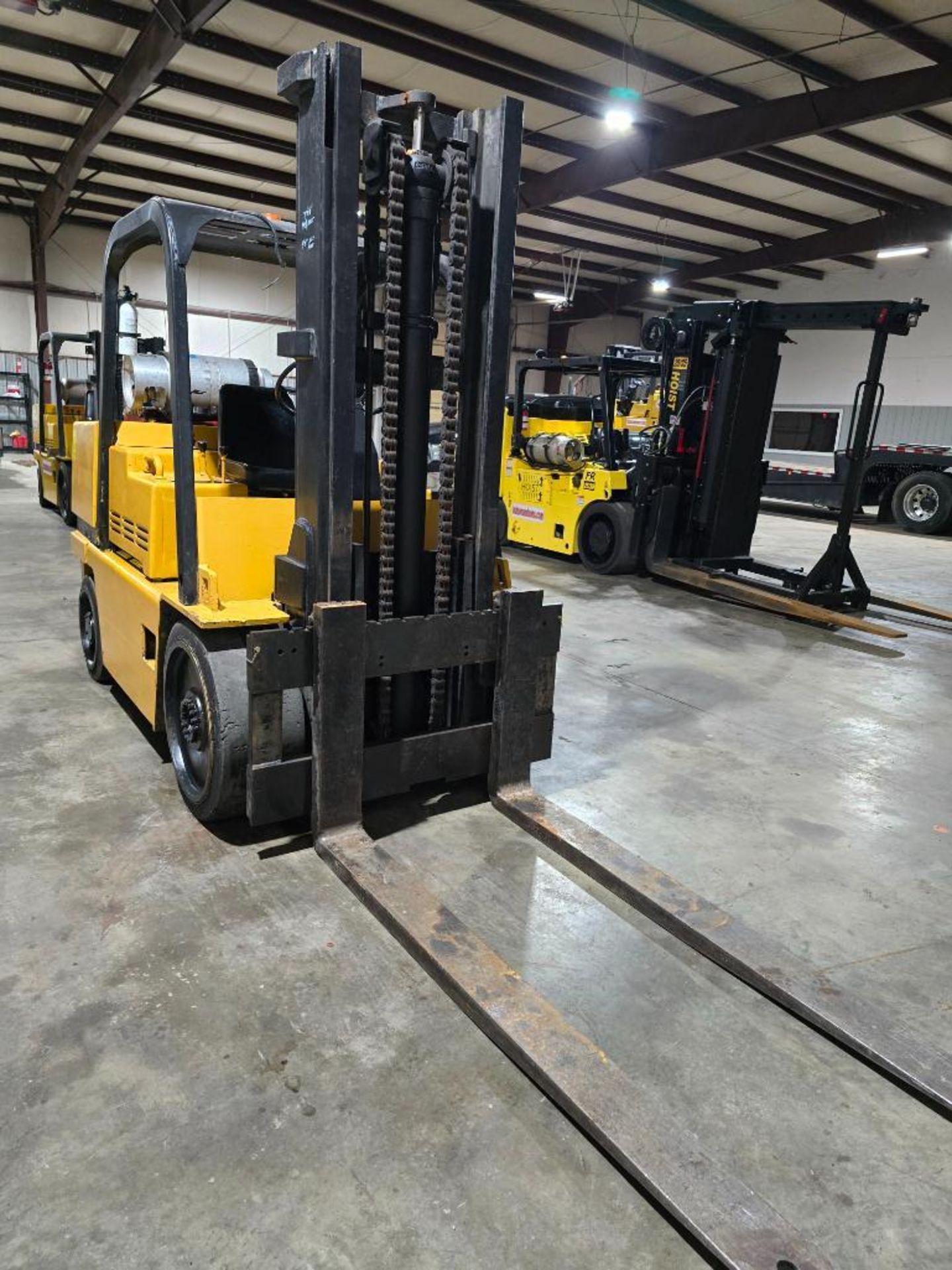 Caterpillar 12,500-LB. Capacity Forklift, Model 125D, LPG, Cushion Tires, 2-Stage, 94-3/4" Lowered, - Image 5 of 11