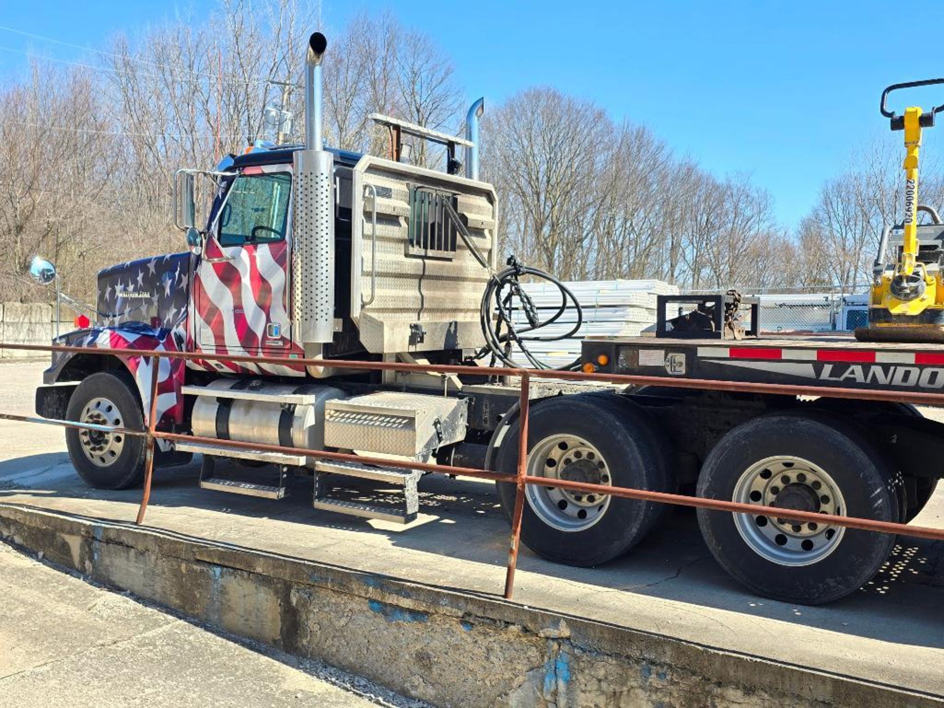 2015 Western Star 4900-SF Tandem Axle Tractor, Eaton 10-Speed Transmission, 405,989 Miles, Day Cab, - Image 8 of 18