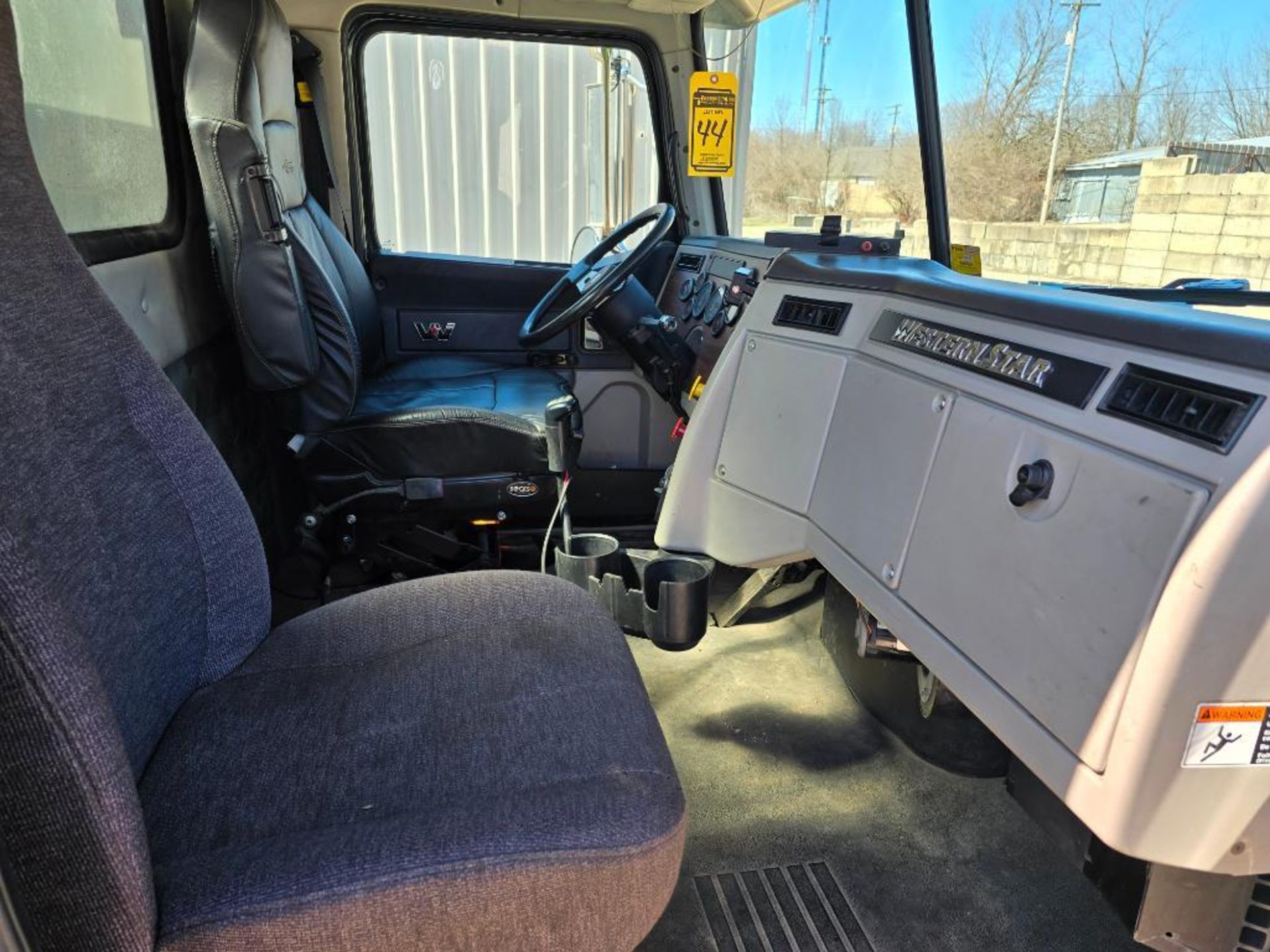 2015 Western Star 4900-SF Tandem Axle Tractor, Eaton 10-Speed Transmission, 405,989 Miles, Day Cab, - Image 13 of 18