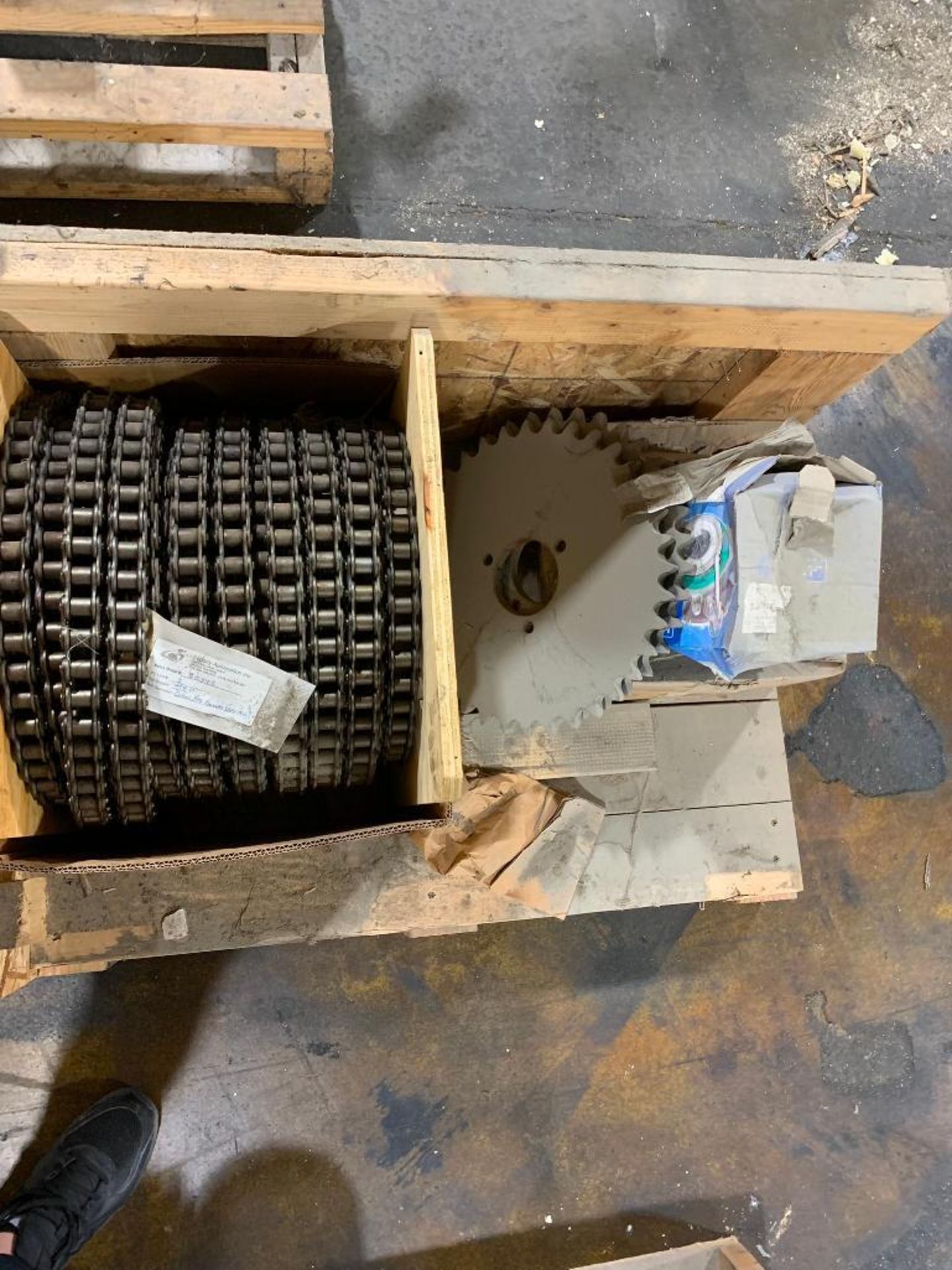 Crate w/Roller Chain, Sprockets
