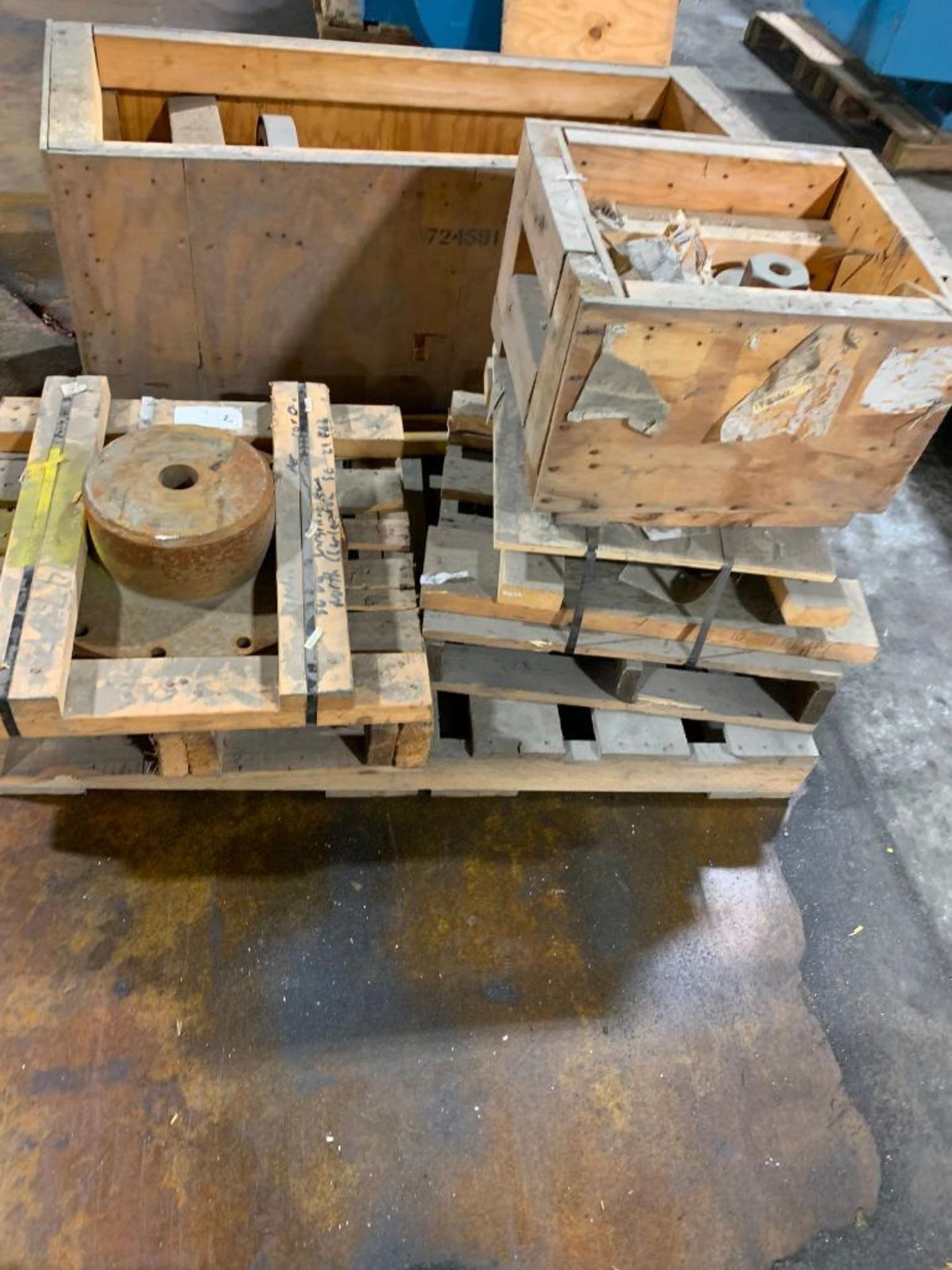 Pallet w/ Drum Hub, Covered Nut, Shaft Assy. - Image 7 of 8