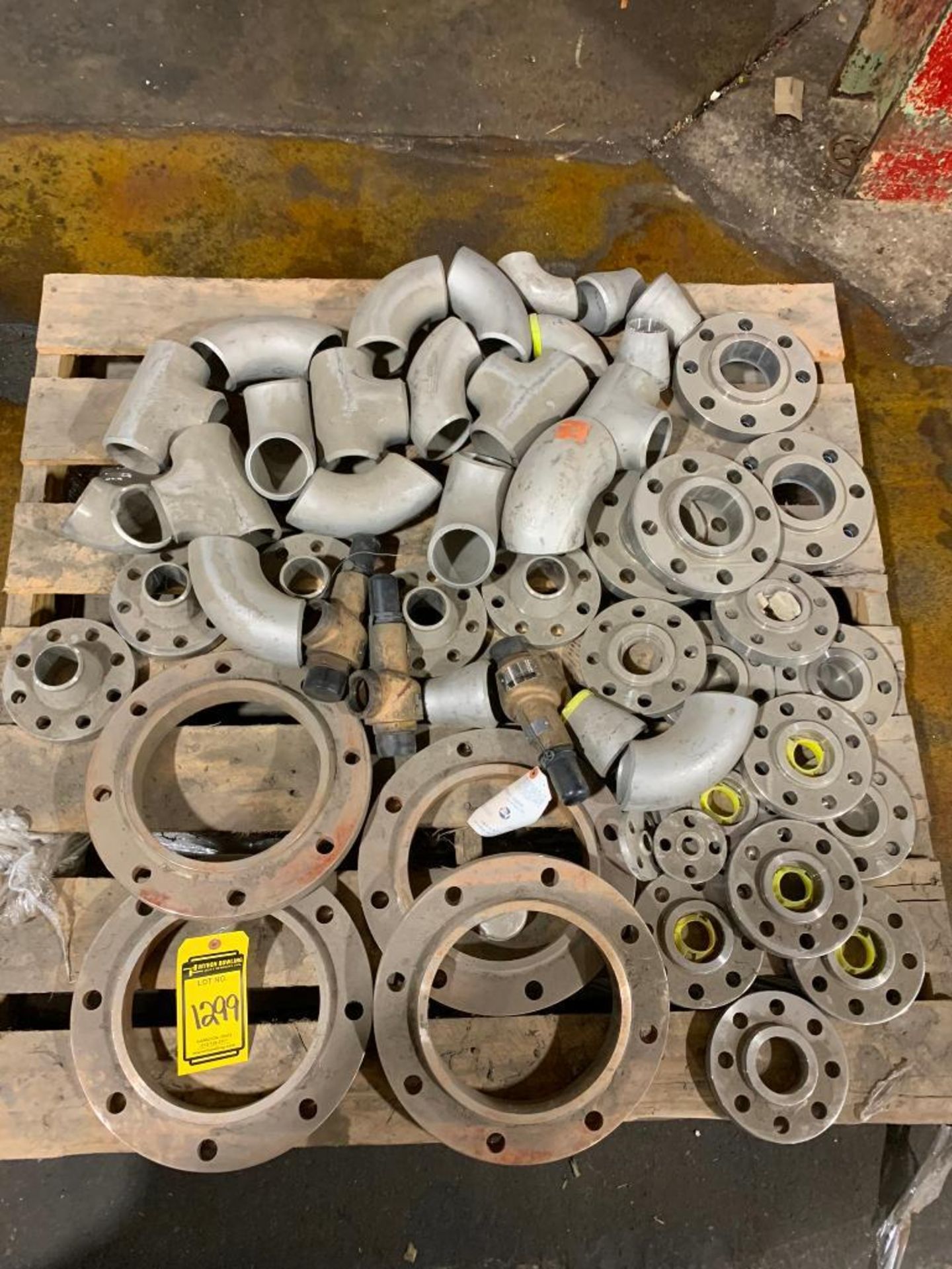 Pallet w/ Assorted Flanges, Pipe Elbows