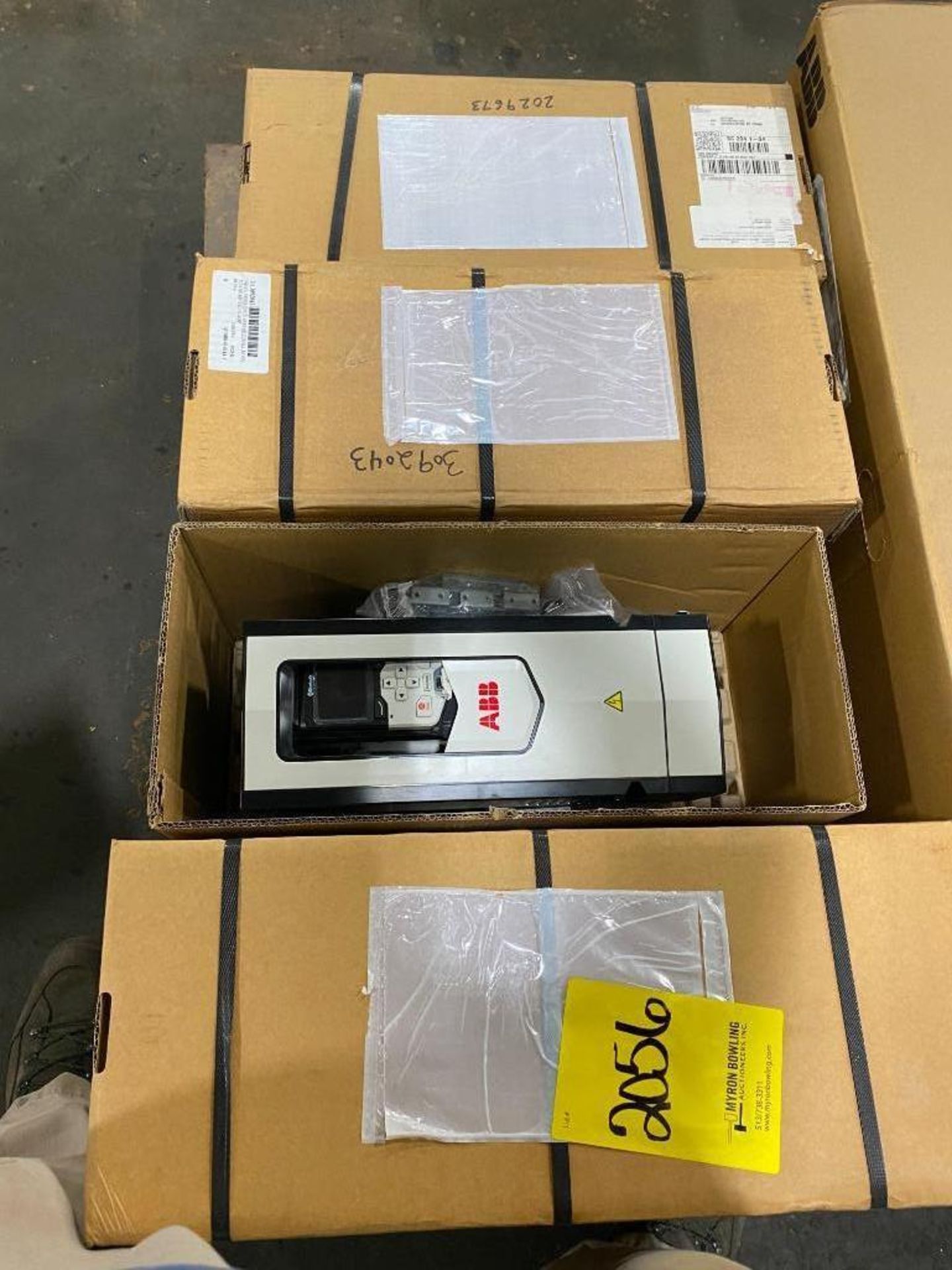 Pallet w/ (5) ABB Variable Frequency Drives; (1) Model ACS550-U1-045A-4, New 2019, (1) Model ACS800- - Image 6 of 11