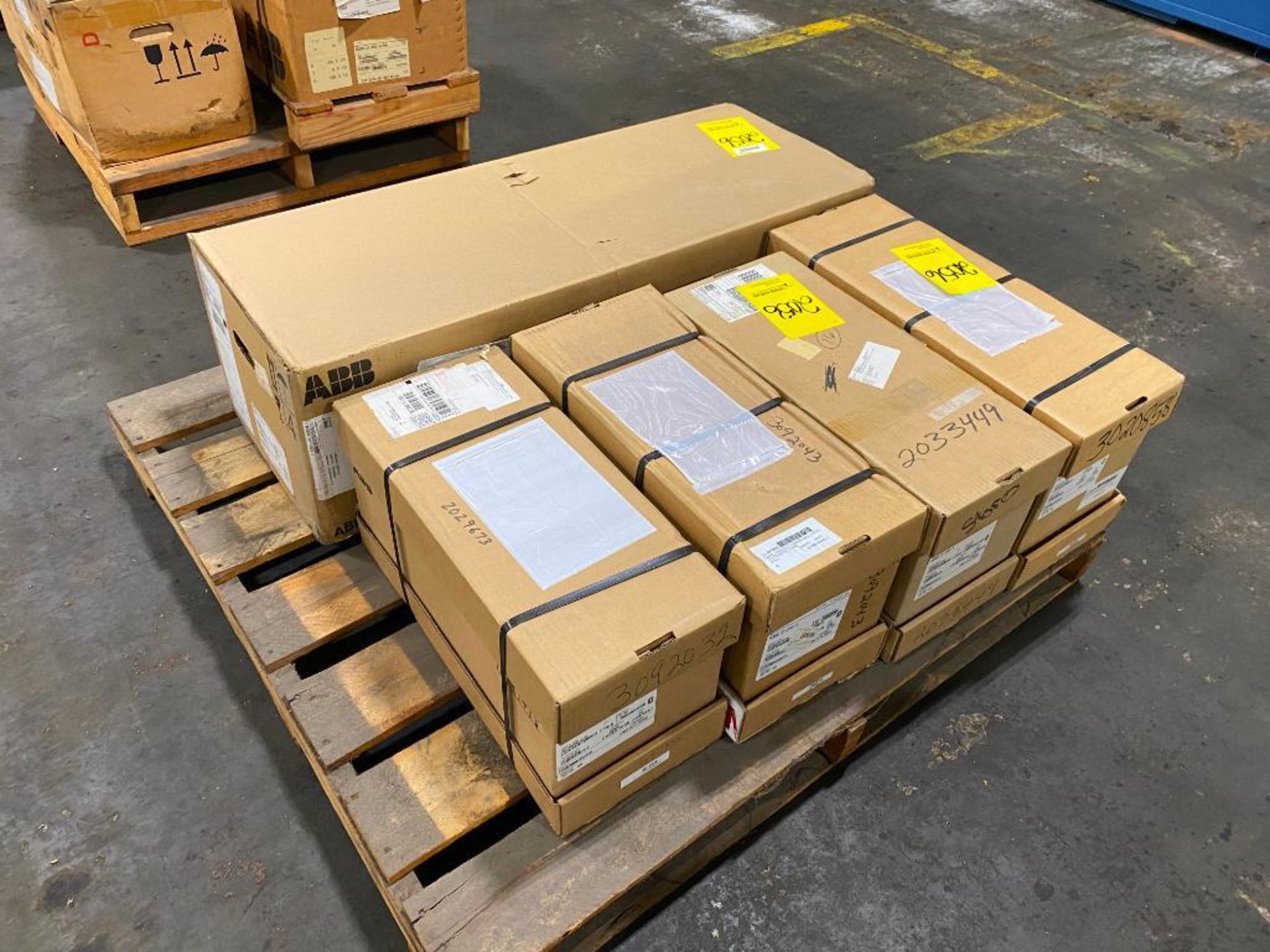 Pallet w/ (5) ABB Variable Frequency Drives; (1) Model ACS550-U1-045A-4, New 2019, (1) Model ACS800- - Image 2 of 11