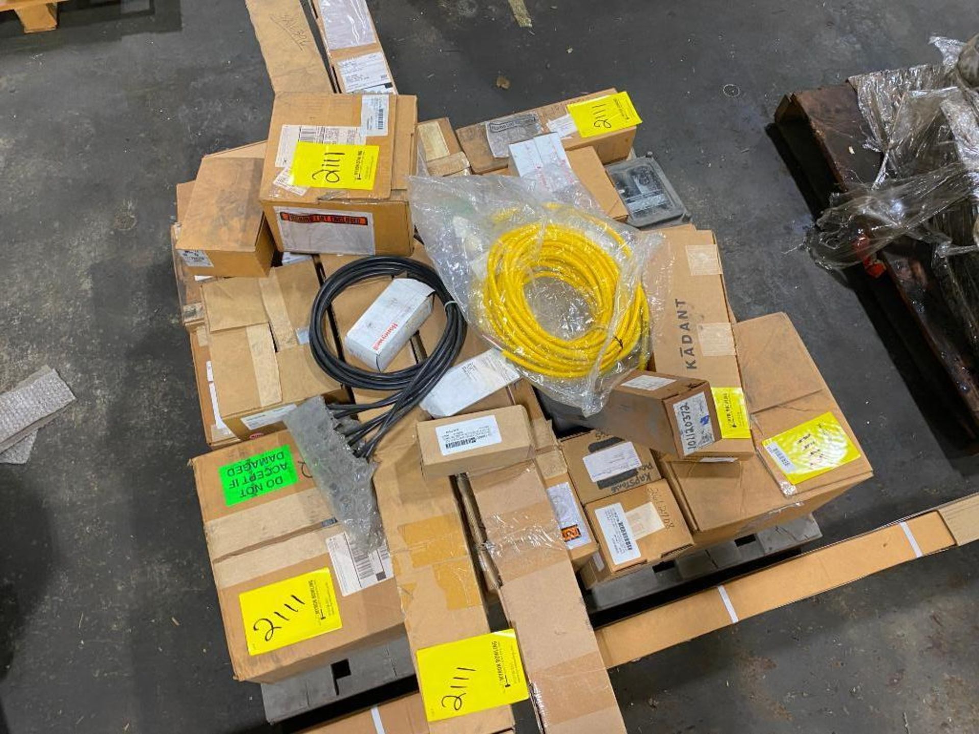 Pallet w/ Proximity Switches, Temp. Control Valve, Temp. Controller, Safety Light Curtain, Cable Ass - Image 5 of 8