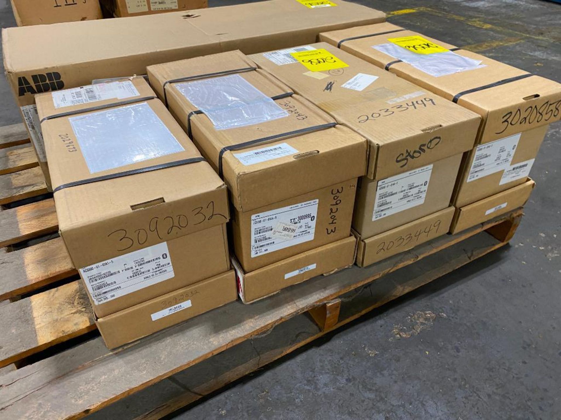 Pallet w/ (5) ABB Variable Frequency Drives; (1) Model ACS550-U1-045A-4, New 2019, (1) Model ACS800- - Image 3 of 11