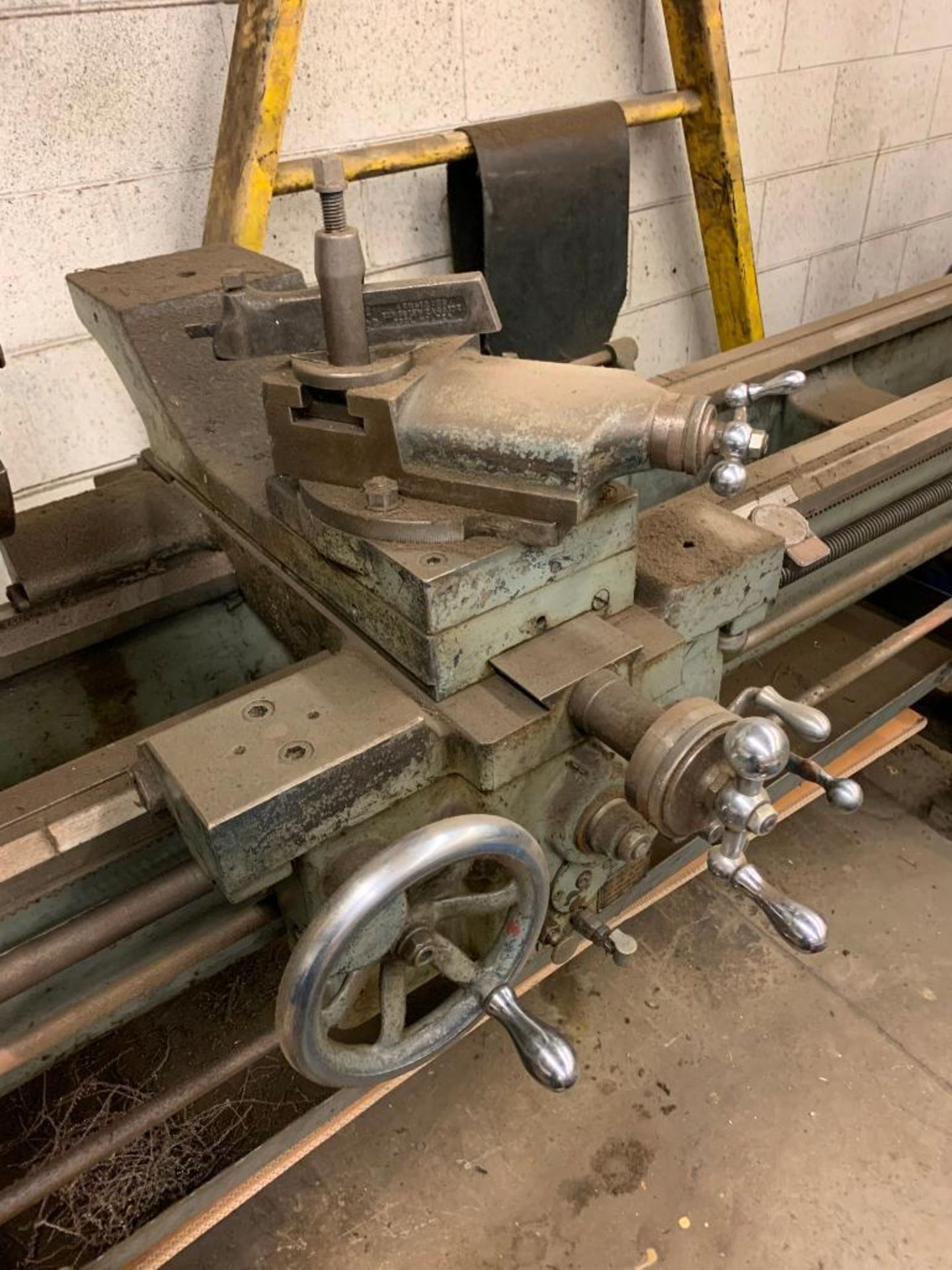 LeBlond Engine Lathe, 10" 3-Jaw Chuck, Cross-Slide, Tailstock w/ Drill Chuck, Steady Rest, & Pallet - Image 4 of 10