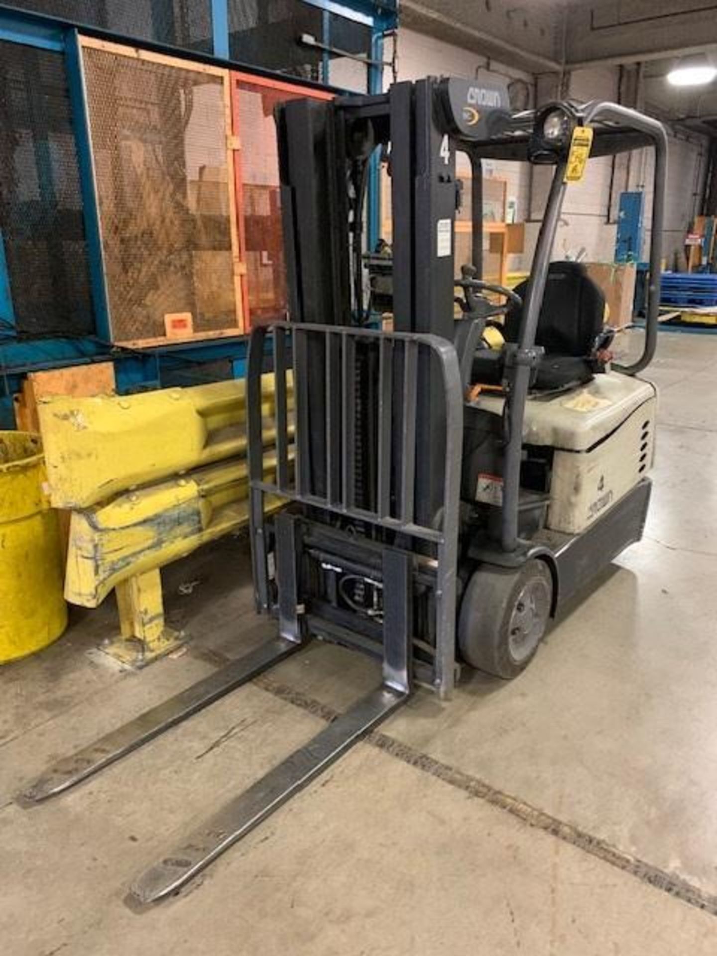 Crown 3,000 LB. Capacity Electric 3-Wheel Forklift, Model SC5225-30, 36V, 3-Stage Mast, 172" Max. Lo - Image 3 of 6