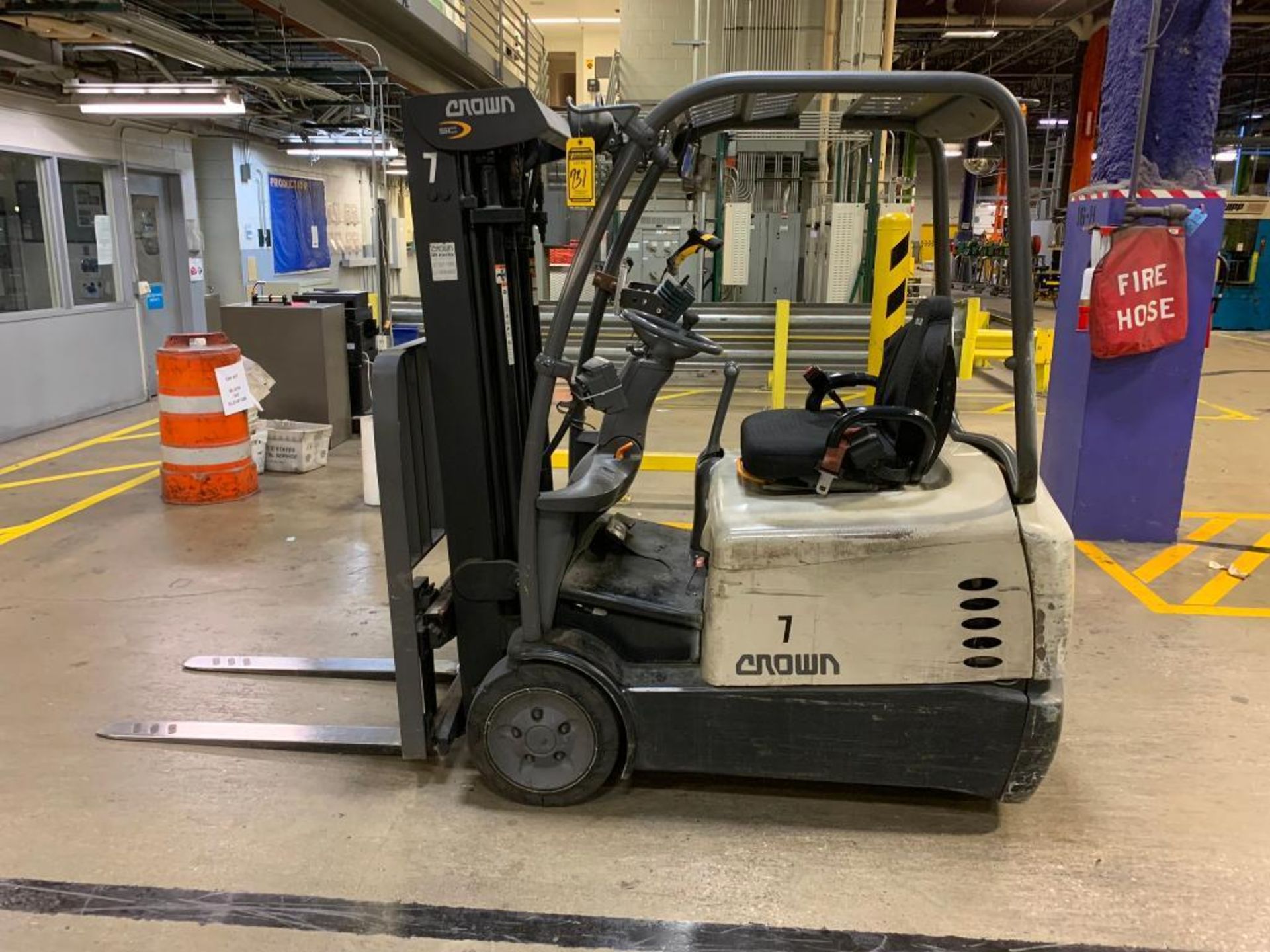 Crown 3,000 LB. Capacity Electric 3-Wheel Forklift, Model SC5225-30, 36V, 3-Stage Mast, 42" Forks, 1