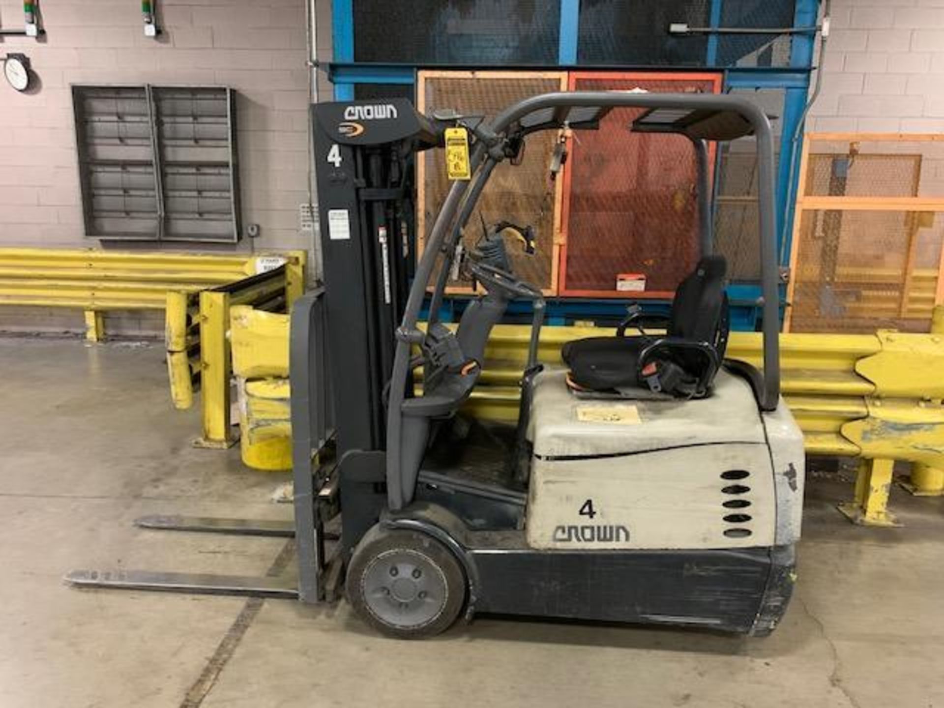 Crown 3,000 LB. Capacity Electric 3-Wheel Forklift, Model SC5225-30, 36V, 3-Stage Mast, 172" Max. Lo