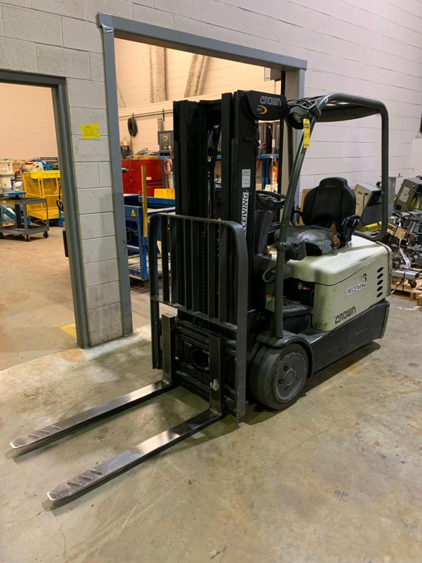 Crown 3,000 LB. Capacity Electric Forklift, Model SC5225-30, 36V, 3-Stage Mast, 172" Max. Load Heigh - Image 2 of 7