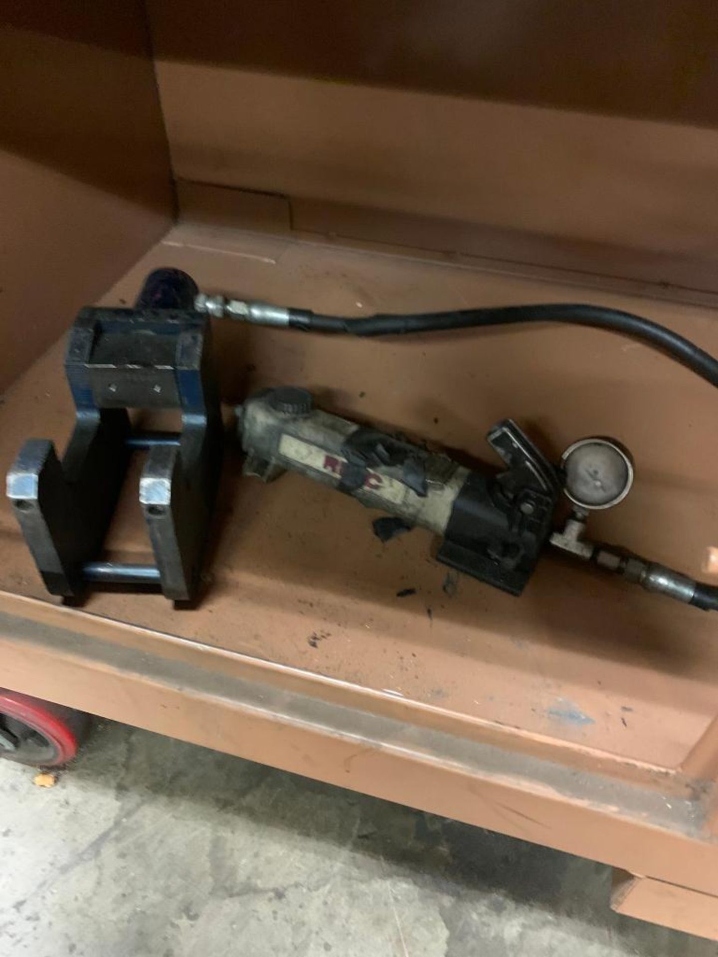 Knaack Jobmaster 139 Job Box w/ Welding Supplies, Hydraulic Hand Pump, & Jack - Image 10 of 10