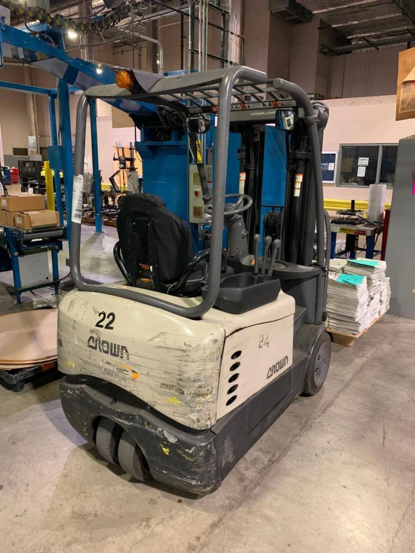 Crown 3,000 LB. Capacity Electric Forklift, Model SC5225-30, 36V, 3-Stage Mast, 172" Max. Load Heigh - Image 2 of 7