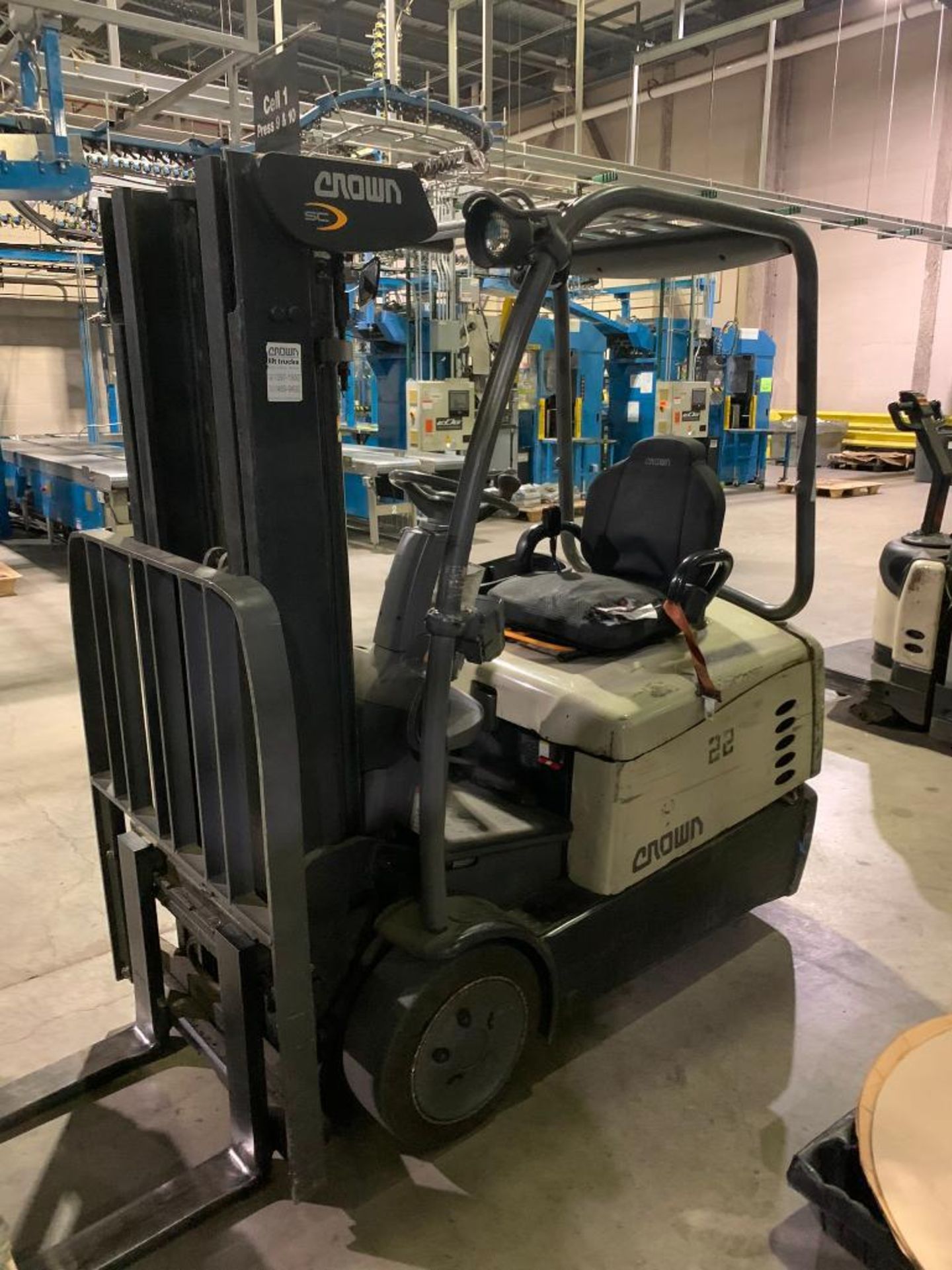 Crown 3,000 LB. Capacity Electric Forklift, Model SC5225-30, 36V, 3-Stage Mast, 172" Max. Load Heigh - Image 4 of 7