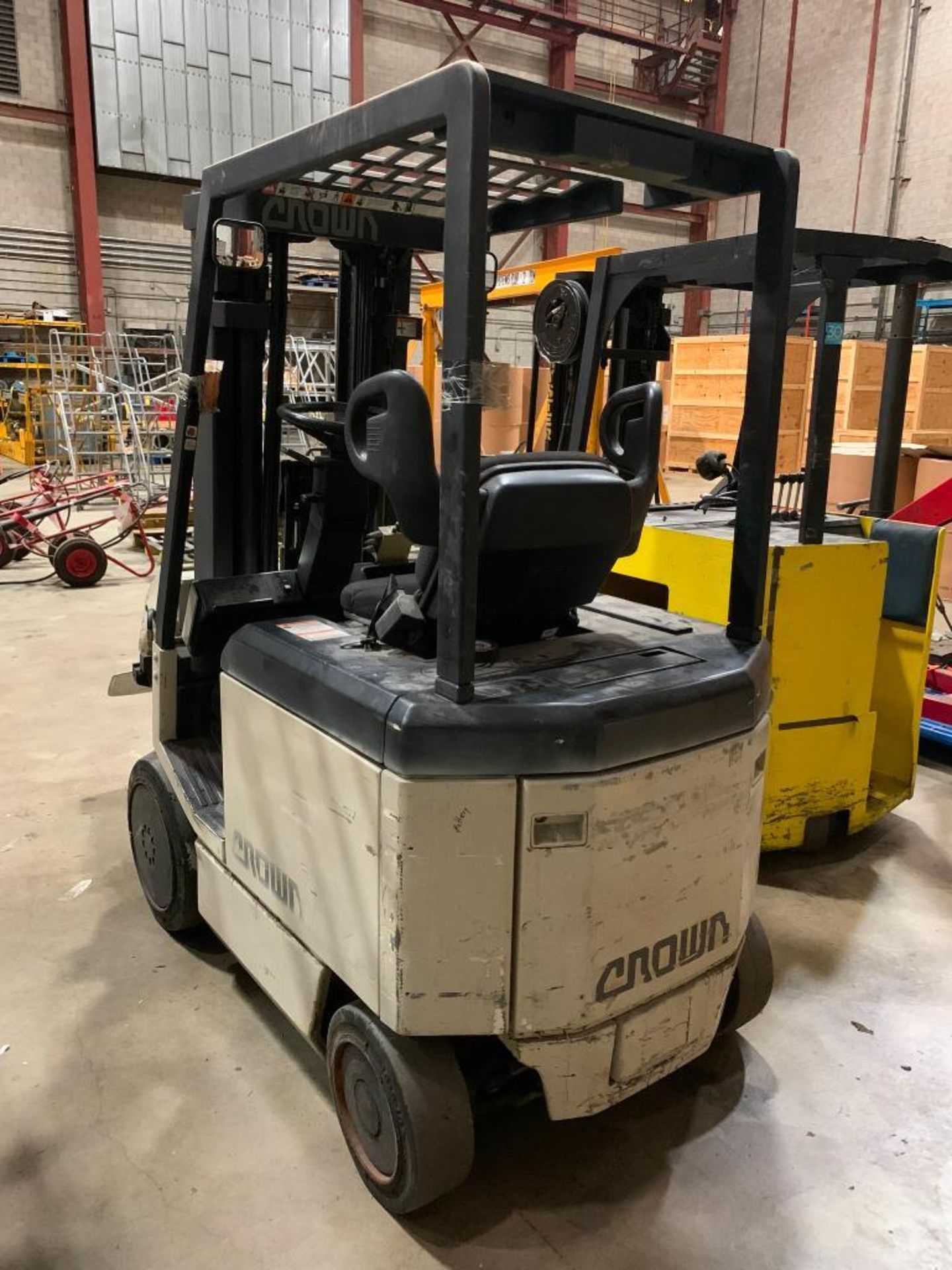 Crown 4,000 LB. Capacity Electric Forklift, Series FC, 36V, Cascade 2,200 LB. Capacity Roll Clamp, M - Image 5 of 7