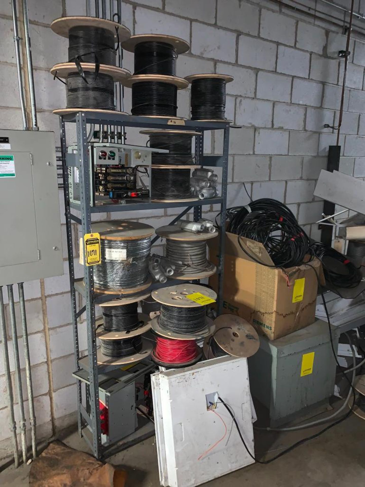Electrical Content of Room; Spools of Wire, Transformers, Safety Switches, Electrical Cord, Enclosur - Bild 2 aus 39