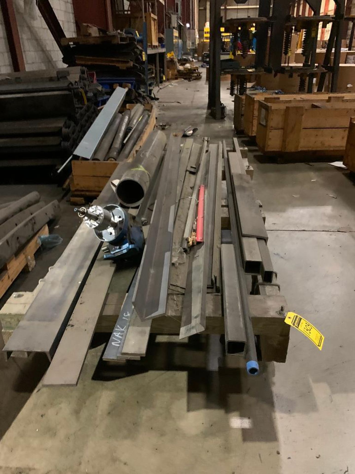 (LOT) Plate Conveyor Chain, Drive Cylinders, Plates, Brackets, Rubber Guides & Misc. - Image 11 of 13