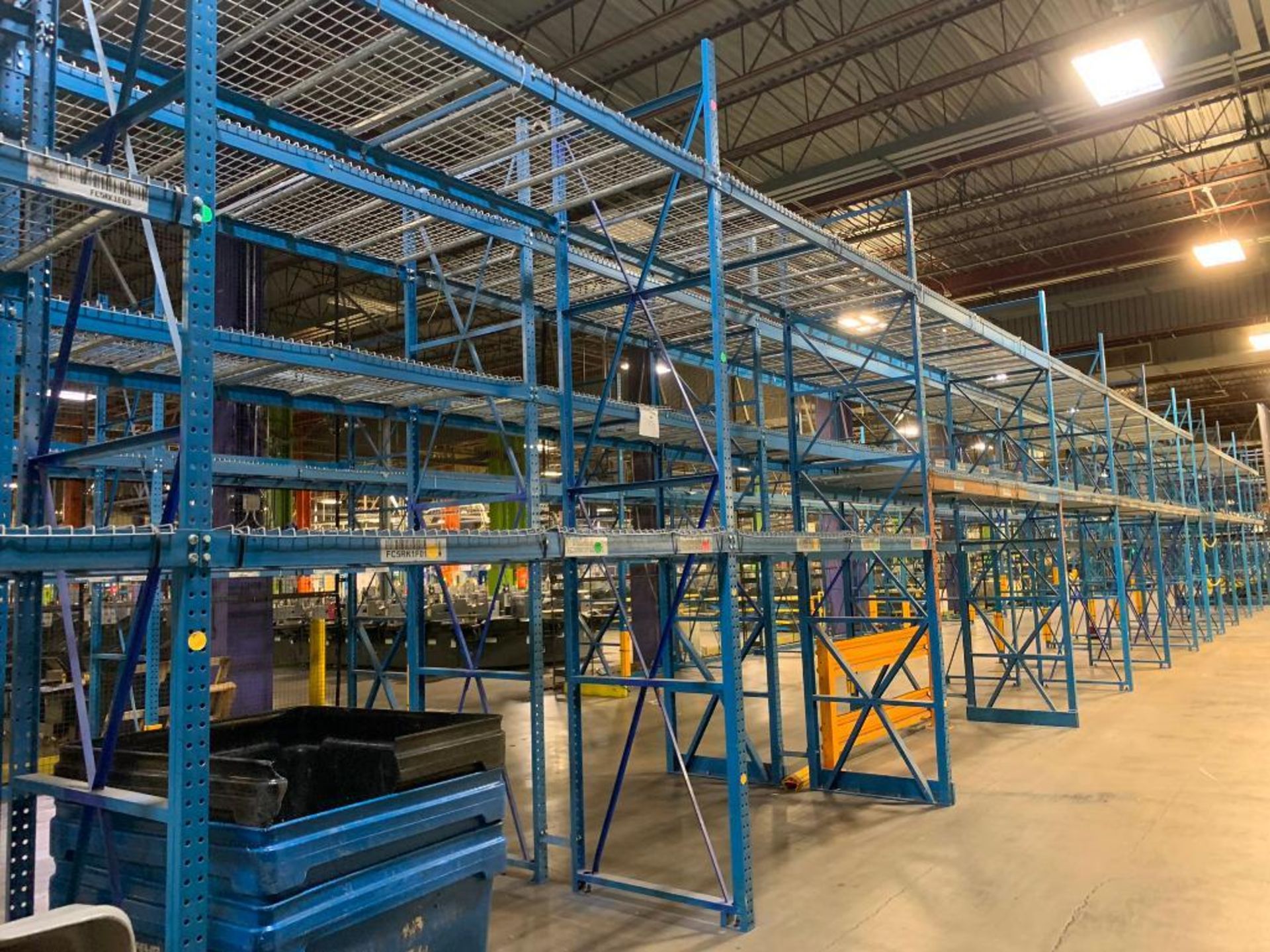 (24x) Bays of Bolt-Together Pallet Rack; (26) 15' X 44" Uprights, (10) 66" X 4", (110) 9' X 4", (10) - Bild 13 aus 15