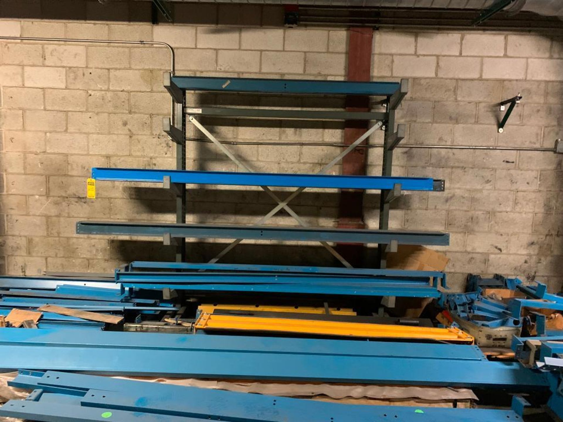 Assorted Steel Crossbeams on Cantilever Rack & Floor, Guardrail - Bild 3 aus 8