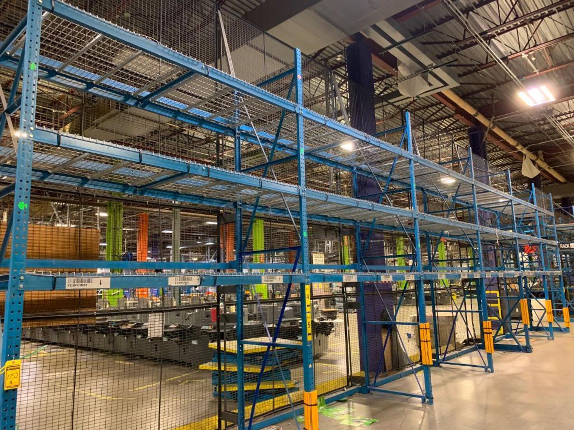 (6x) Bays of Bolt-Together Pallet Rack; (6) 66" X 4", (30) 9' X 4" Crossbeams (36) Wire Deck - Bild 3 aus 6