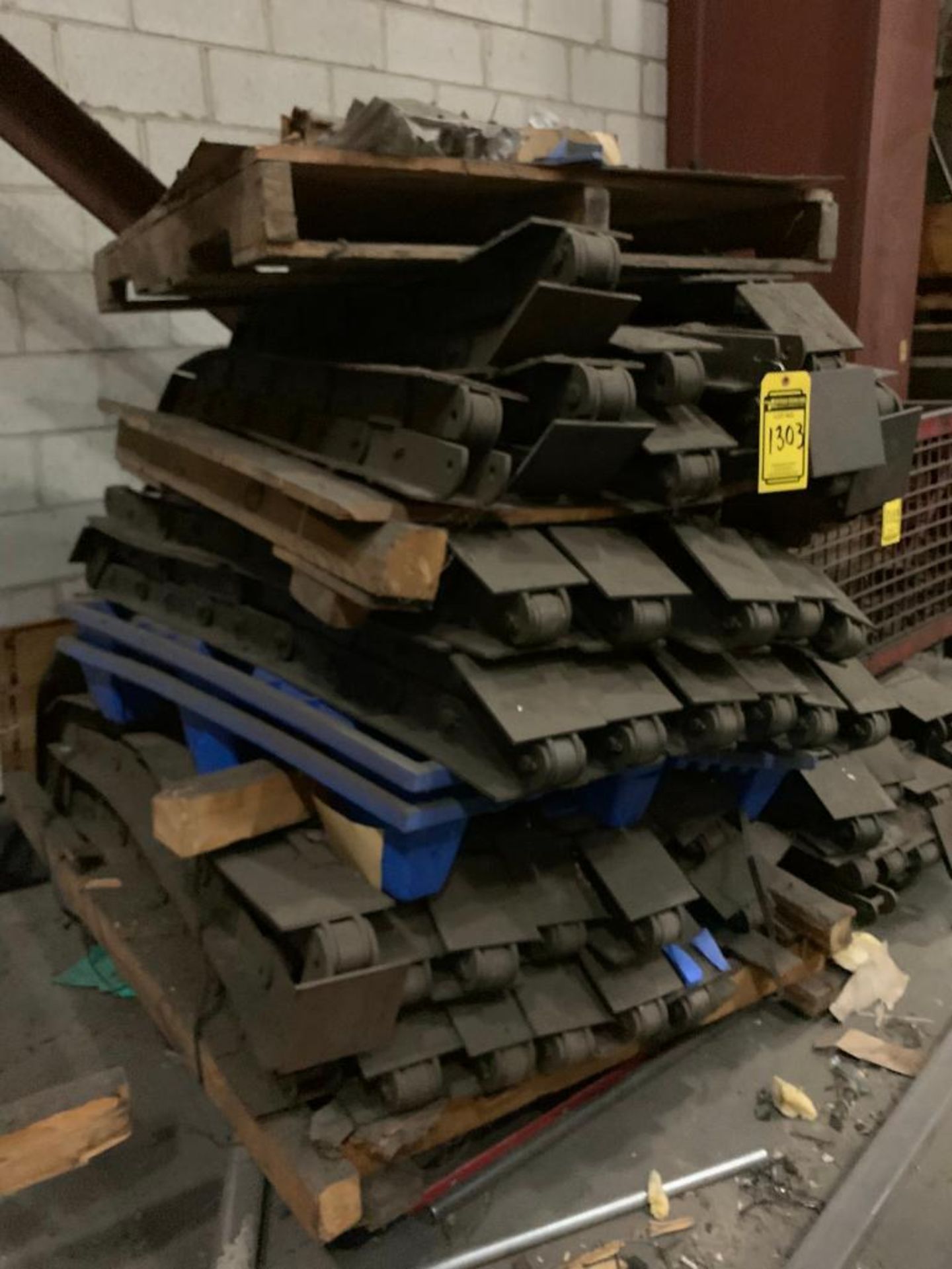 (LOT) Plate Conveyor Chain, Drive Cylinders, Plates, Brackets, Rubber Guides & Misc. - Image 3 of 13