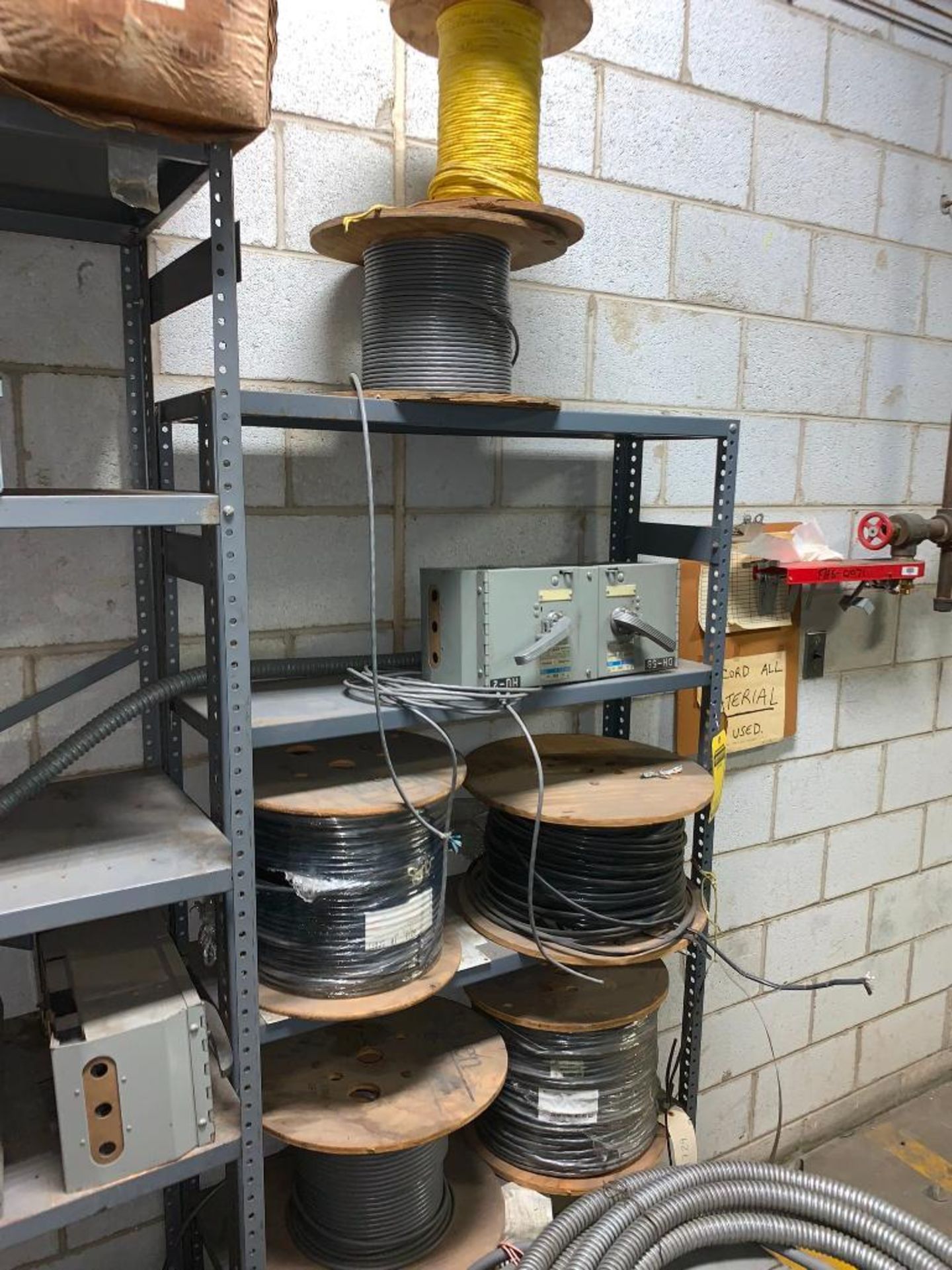 Electrical Content of Room; Spools of Wire, Transformers, Safety Switches, Electrical Cord, Enclosur - Bild 14 aus 39