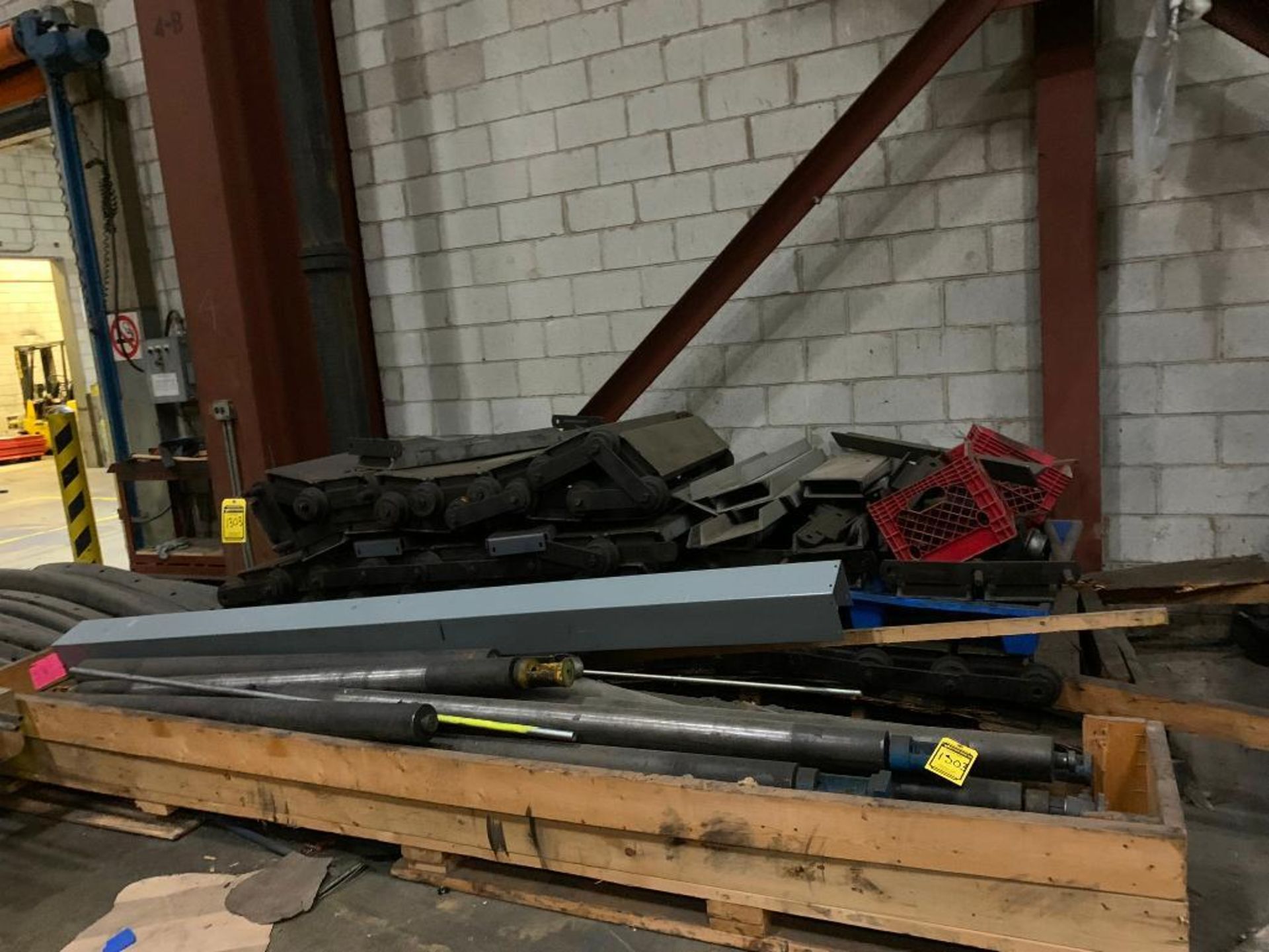 (LOT) Plate Conveyor Chain, Drive Cylinders, Plates, Brackets, Rubber Guides & Misc. - Image 7 of 13