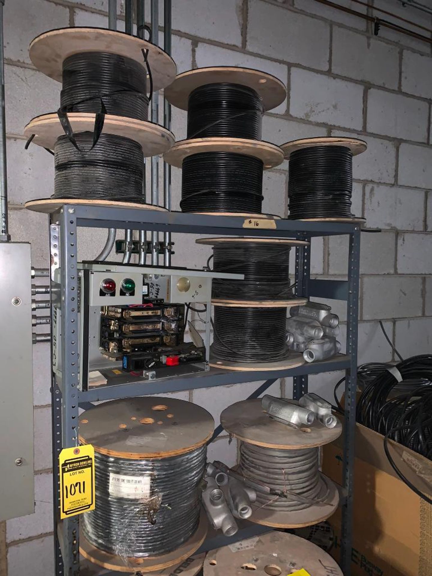 Electrical Content of Room; Spools of Wire, Transformers, Safety Switches, Electrical Cord, Enclosur - Bild 3 aus 39