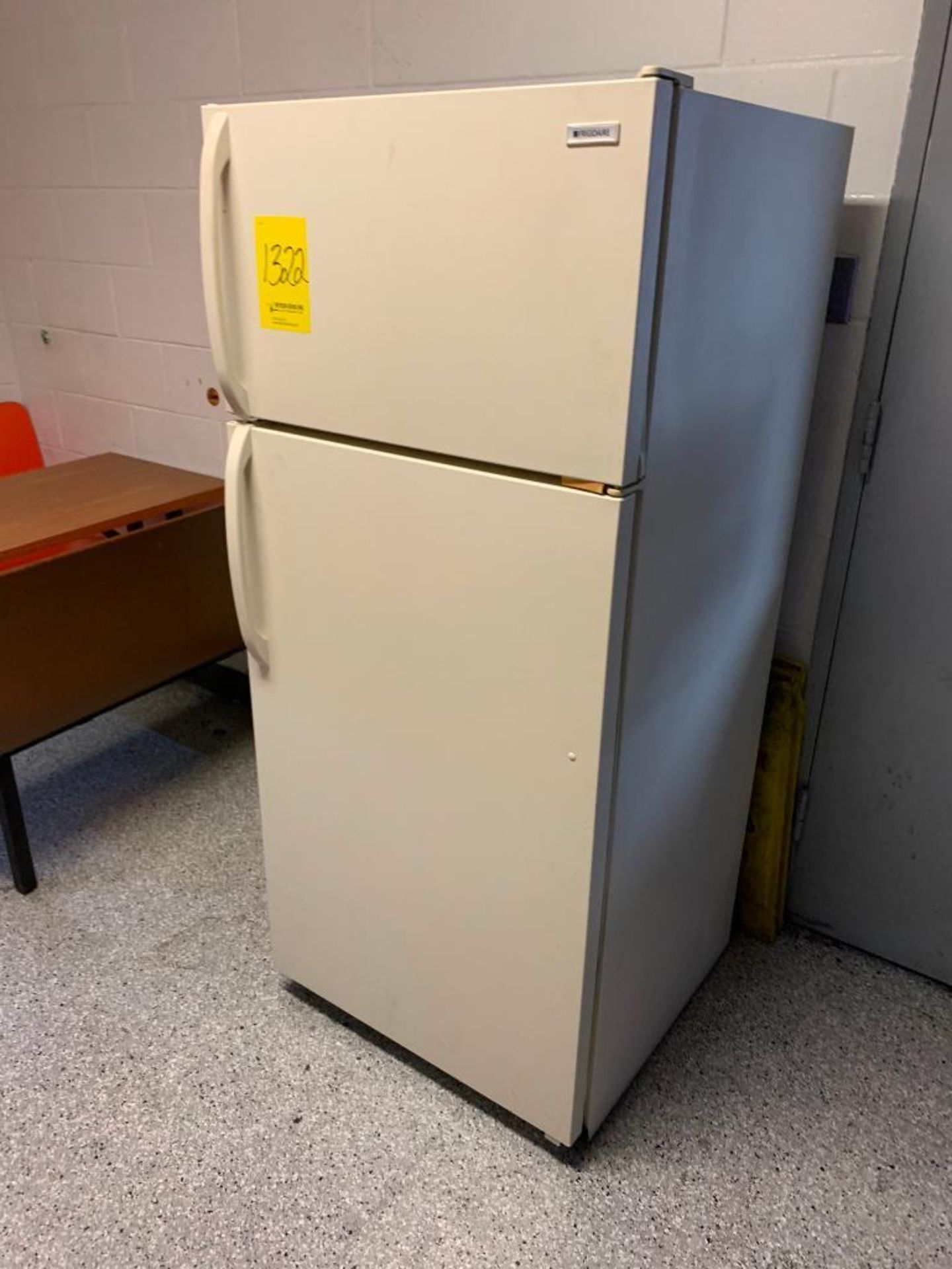 Contents of Break Area; (2) Microwaves, Refrigerator/Freezer (1st Floor) - Image 5 of 6