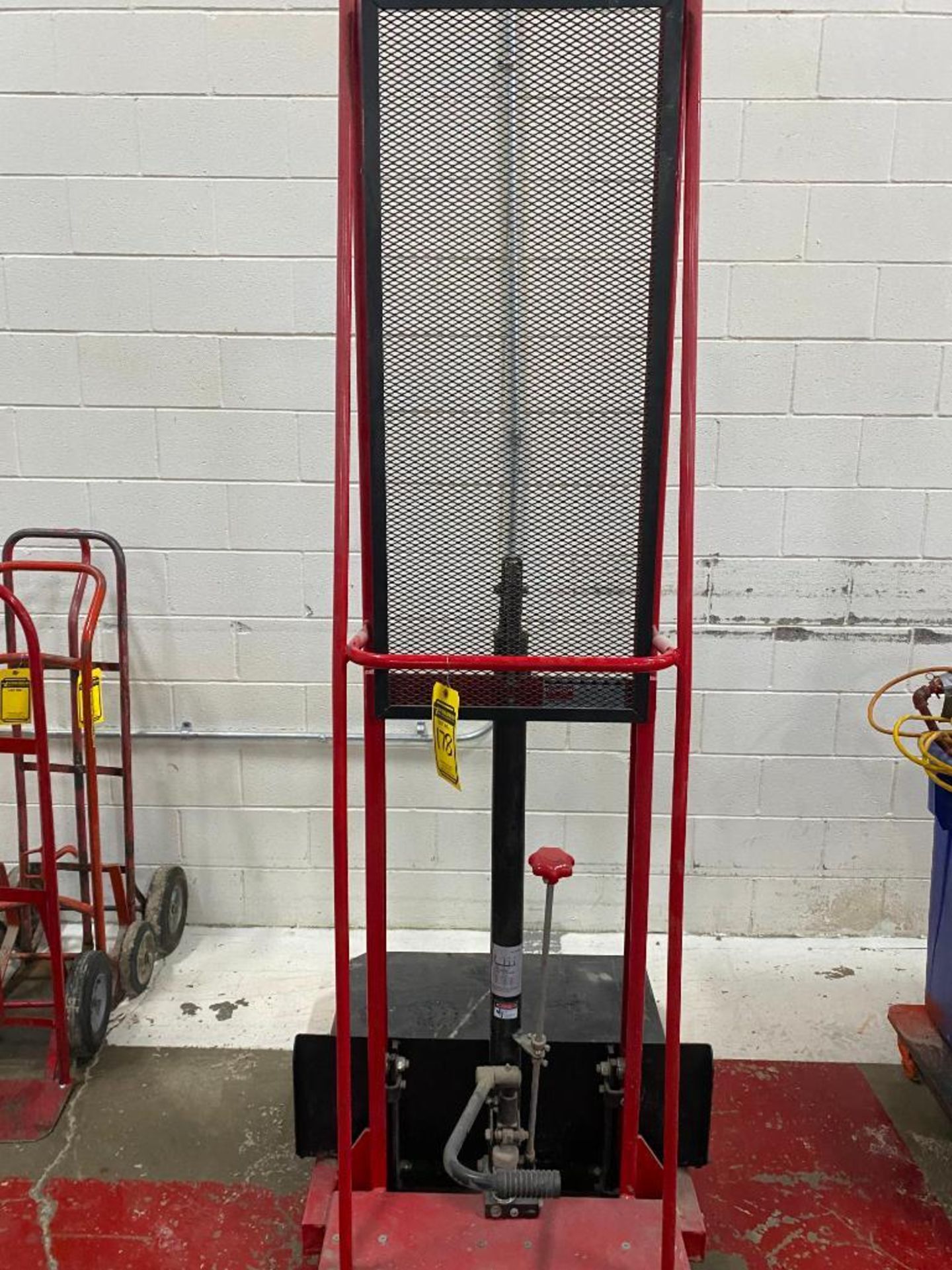 Dayton 1,000 LB. Lift Cart, 32" x 30" Platform, 72" Manual Lift