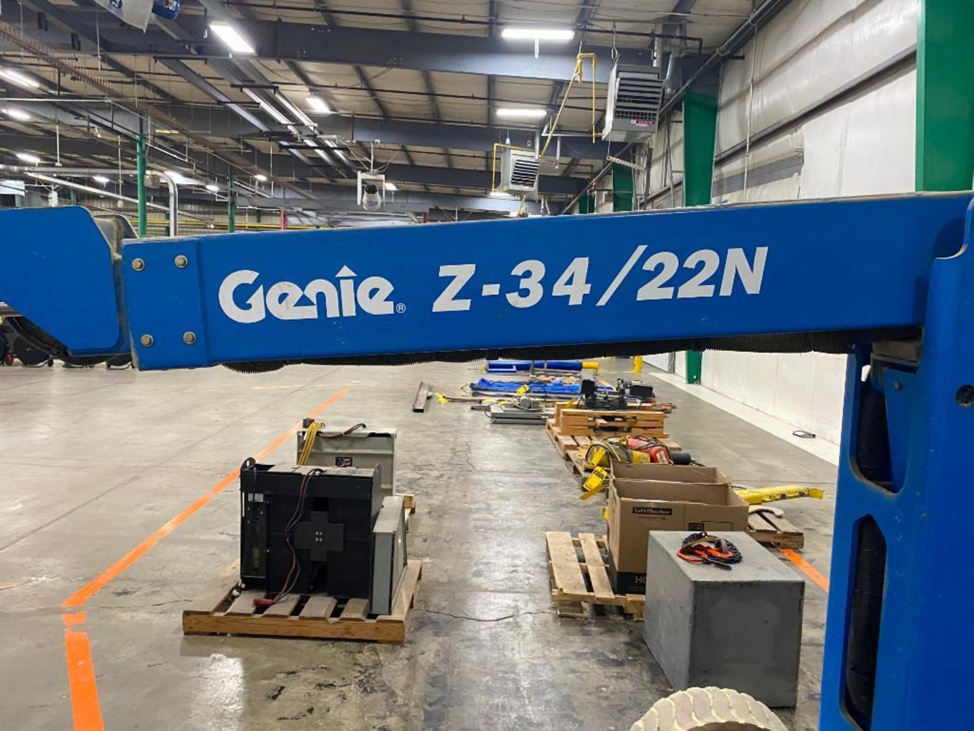 Genie Z-34/22N Boom Lift, 500 LB. Cap., Rotating Basket, 27" x 54", 24 V, 701 Hours - Image 3 of 5