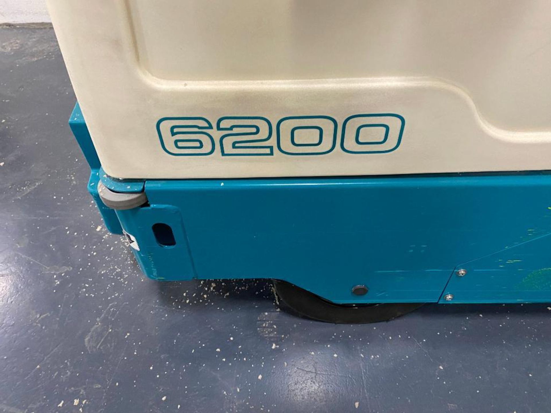 Tennant 6200 Floor Scrubber, 457 Hours, 36 V (Needs New Batteries) - Image 3 of 3