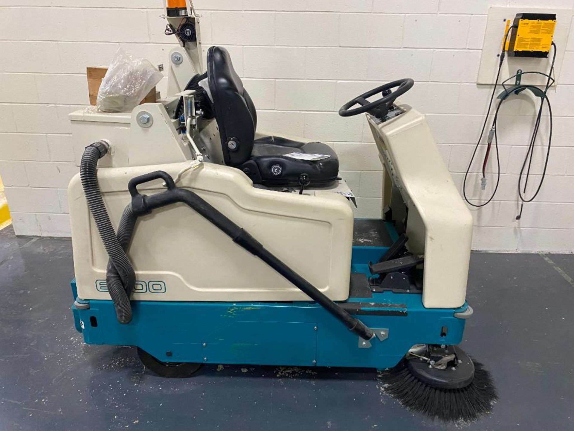 Tennant 6200 Floor Scrubber, 457 Hours, 36 V (Needs New Batteries)