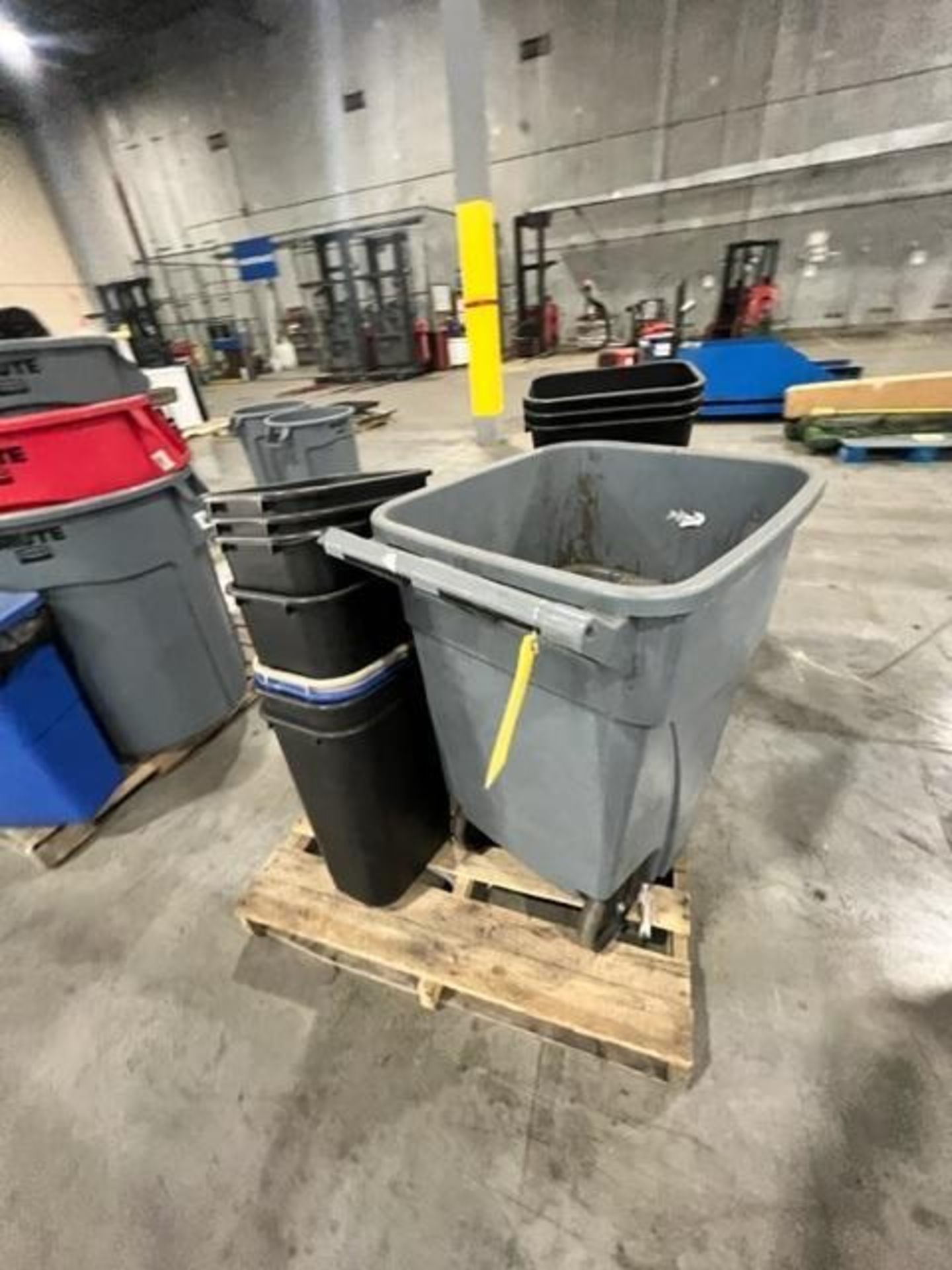 (4) Pallets of Assorted Size Garbage Cans ($25 Loading fee will be added to buyers invoice) - Bild 4 aus 5