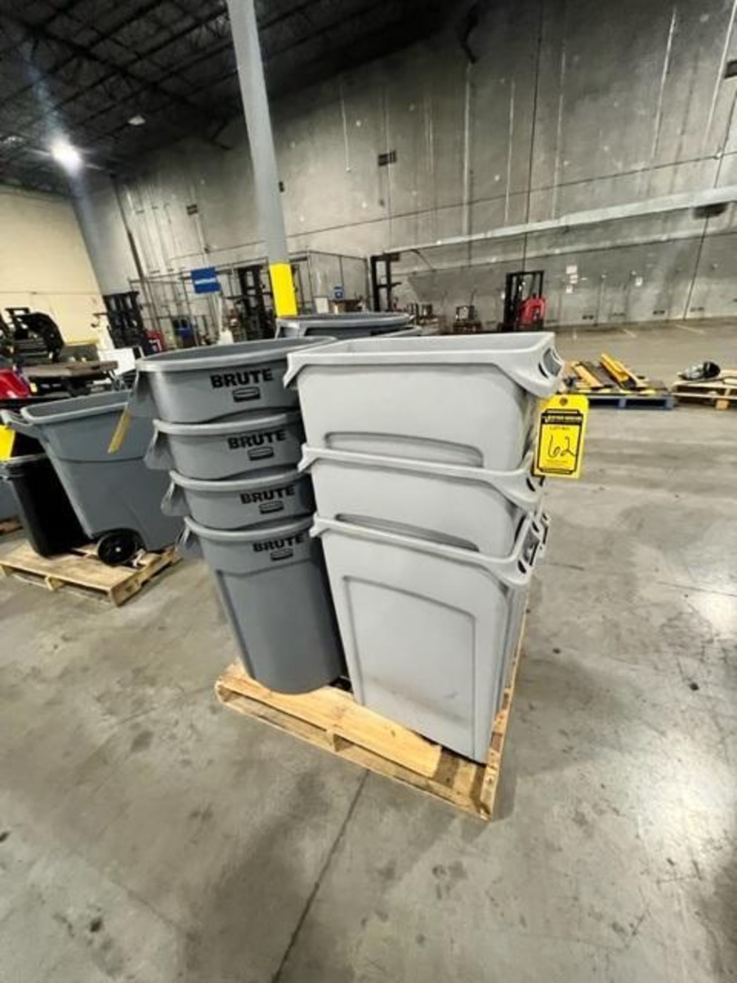 (4) Pallets of Assorted Size Garbage Cans ($25 Loading fee will be added to buyers invoice) - Bild 3 aus 5