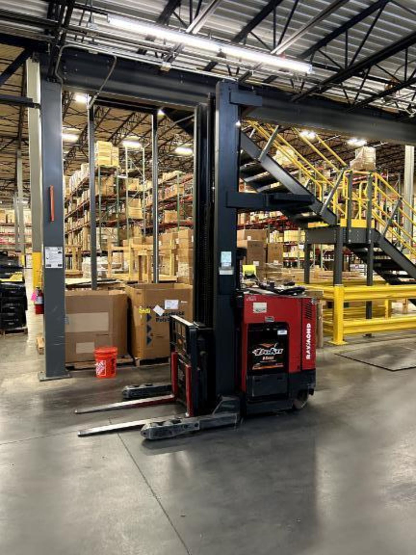 (20+) RAYMOND Electric Reach Trucks, Order Pickers, & Dock Stockers - Image 2 of 4