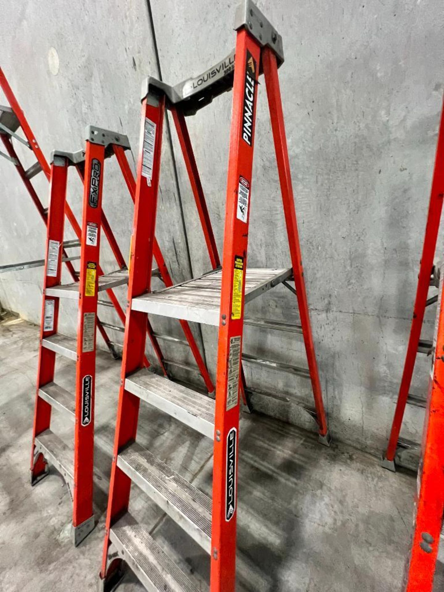 Louisville 4' Ladder, 300 LB. Max., Model FXP1704 - Image 3 of 5