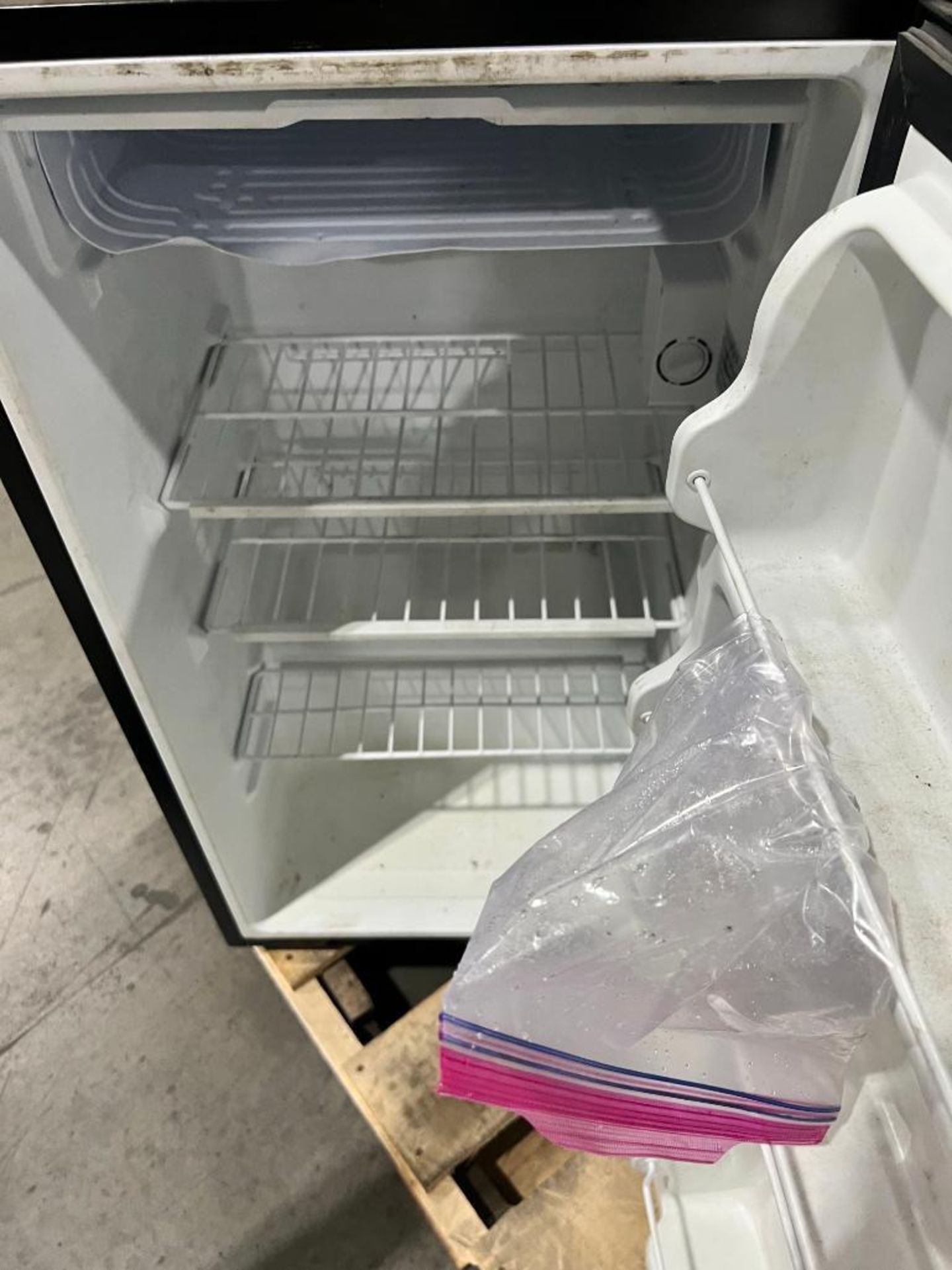 Alera Refrigerator, Model ALE-RF333B/ALE-RF33W - Bild 2 aus 3