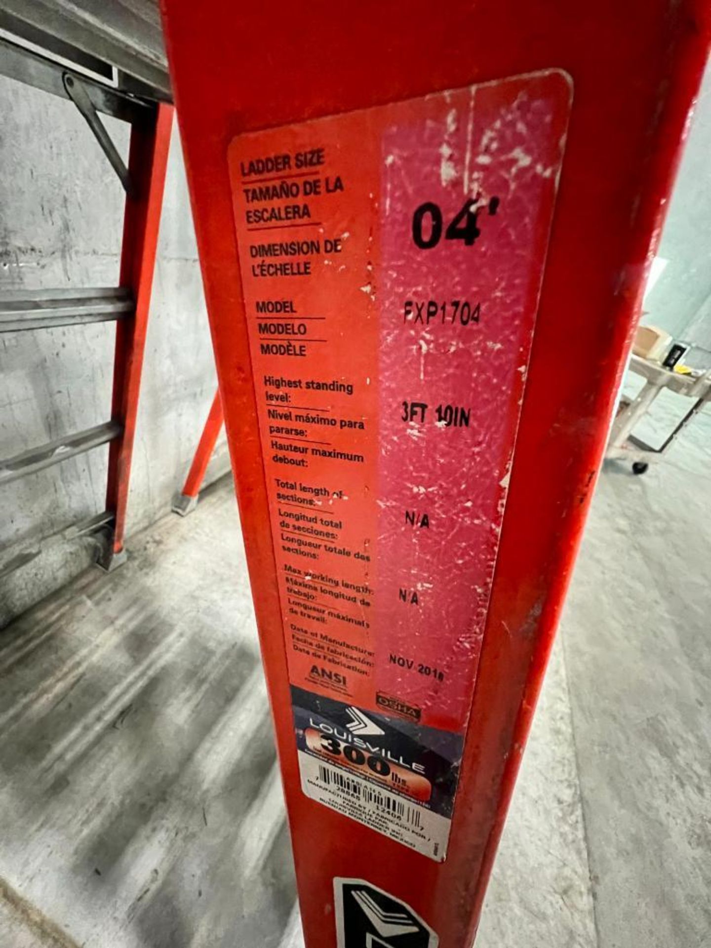 Louisville 4' Ladder, 300 LB. Max., Model FXP1704 - Image 5 of 5