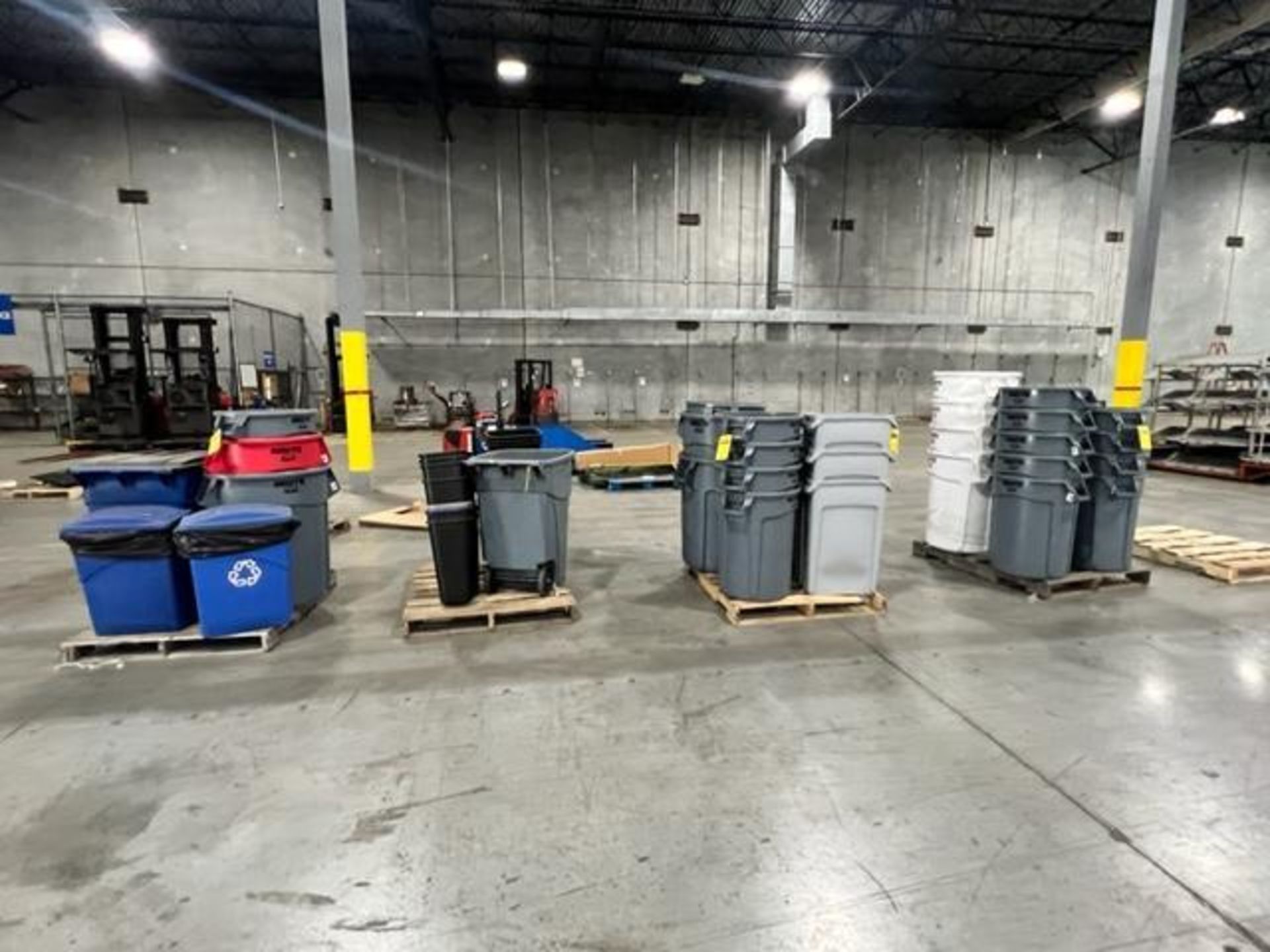 (4) Pallets of Assorted Size Garbage Cans ($25 Loading fee will be added to buyers invoice)