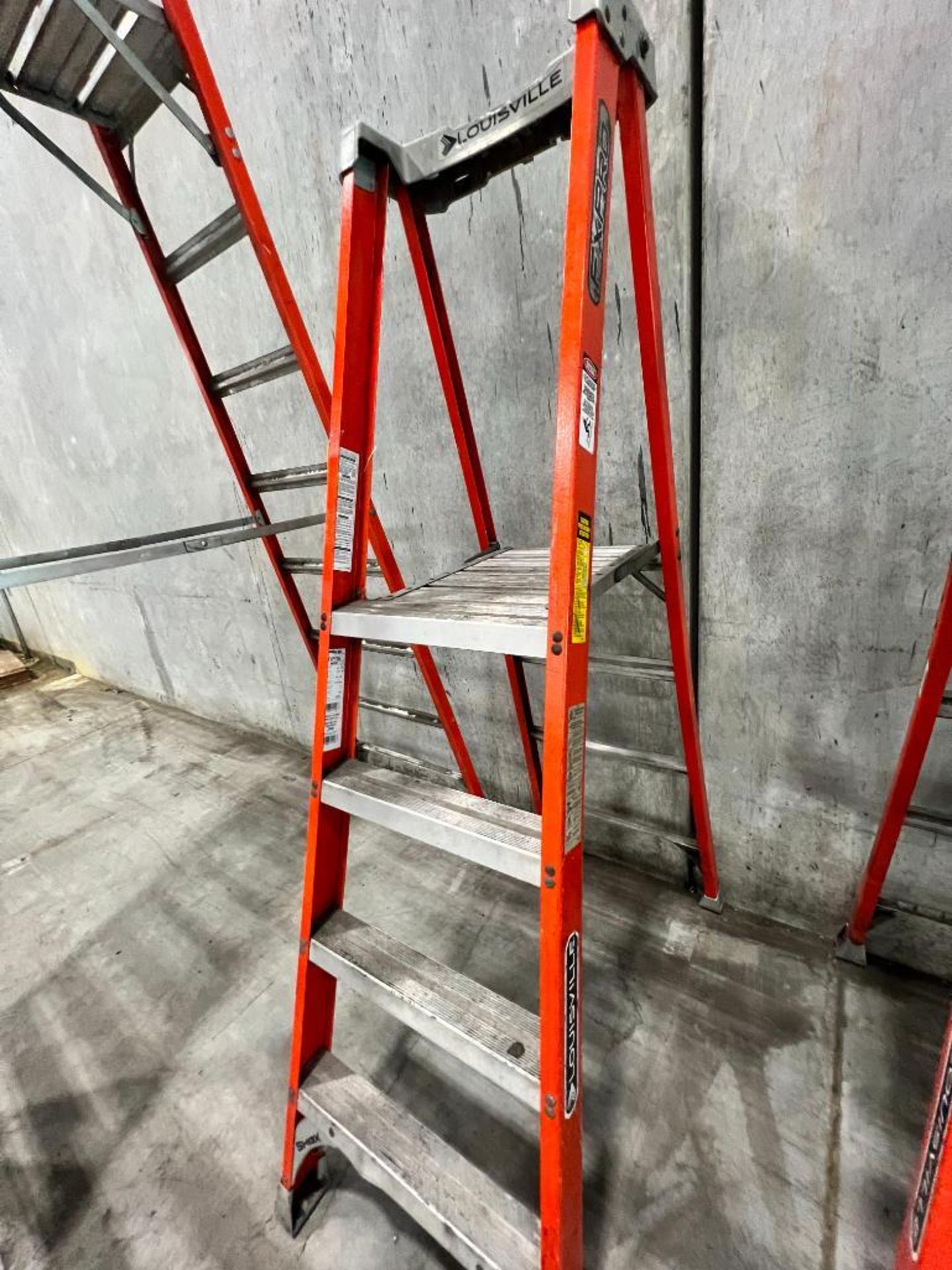 Louisville 4' Ladder, 300 LB. Max., Model FXP1704 - Image 2 of 3