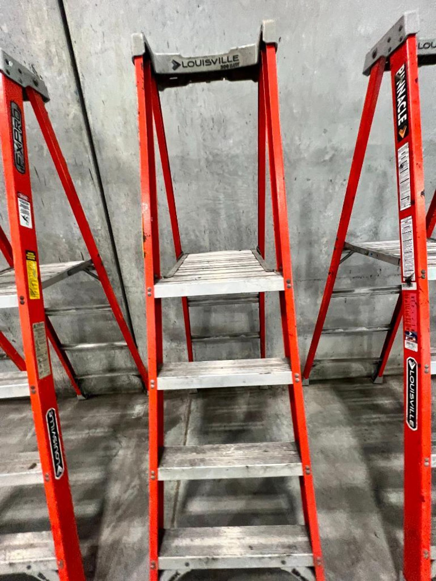 Louisville 4' Ladder, 300 LB. Max., Model FXP1704 - Image 2 of 5