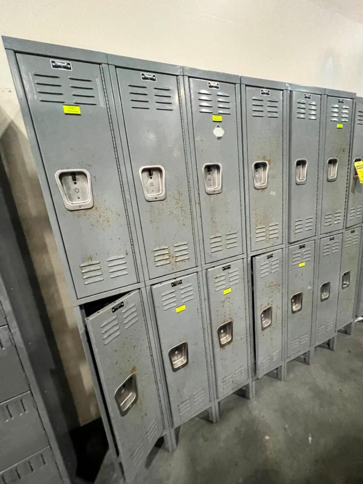 (4) Hallowell Bank of (6) Lockers ($25 Loading fee will be added to buyers invoice) - Bild 2 aus 2