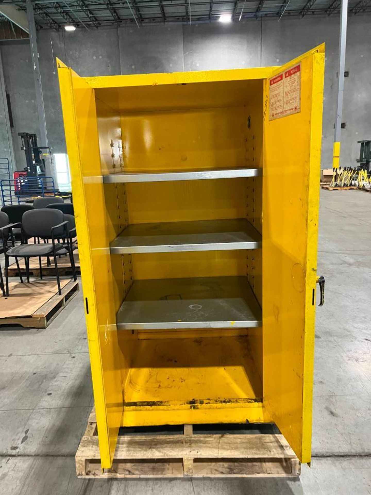 Justrite Flammable Liquid Storage Cabinet 60-Gallon Capacity ($15 Loading fee will be added to buyer - Bild 3 aus 3