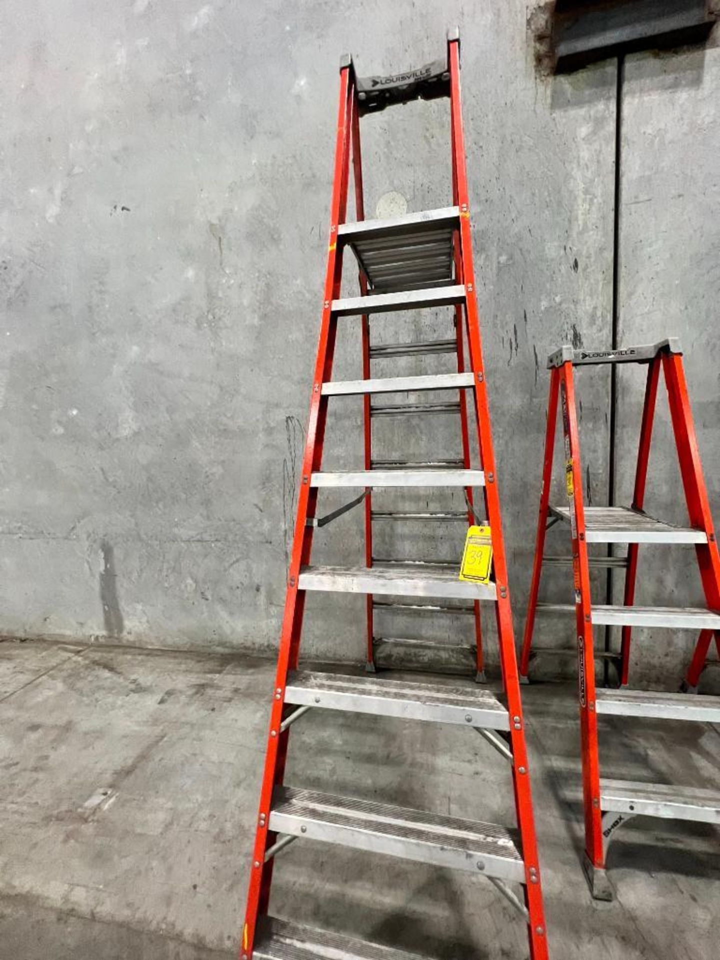 Louisville 8' Ladder, 300 LB. Max., Model FXP1708 - Image 2 of 4